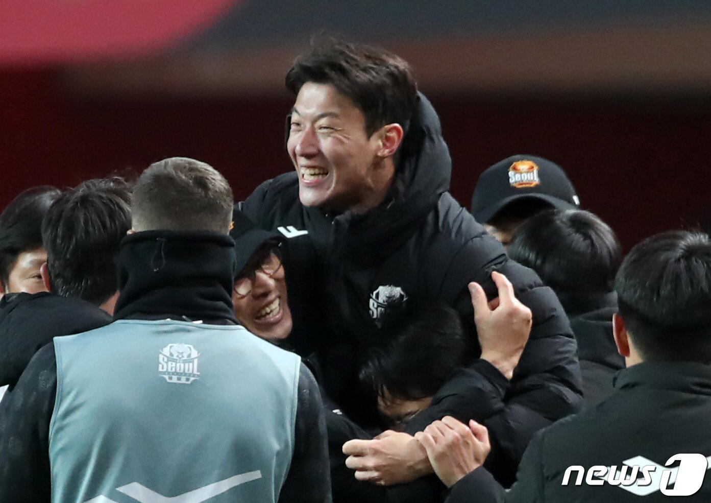 본문 이미지 - 25일 오후 서울 마포구 서울월드컵경기장에서 열린 프로축구 '하나원큐 K리그1 2023' FC서울과 인천유나이티드의 경기에서 2대1로 승리한 서울 선수들이 기뻐하고 있다. 2023.2.25/뉴스1 ⓒ News1 이승배 기자