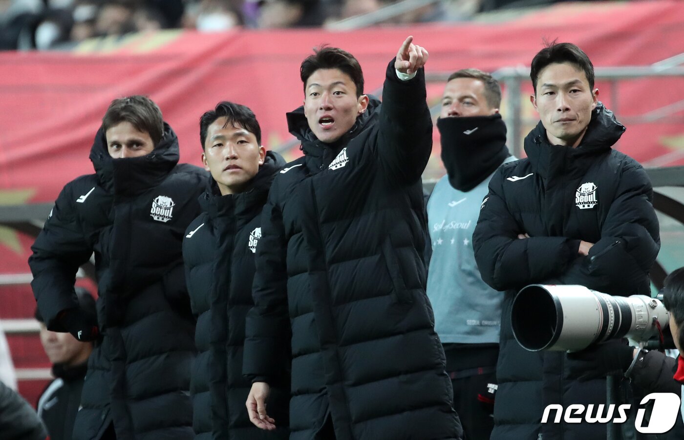 본문 이미지 - 25일 오후 서울 마포구 서울월드컵경기장에서 열린 프로축구 '하나원큐 K리그1 2023' FC서울과 인천유나이티드의 경기에서 후반전 교체된 황의조가 벤치에서 선수들에게 소리치고 있다. 2023.2.25/뉴스1 ⓒ News1 이승배 기자