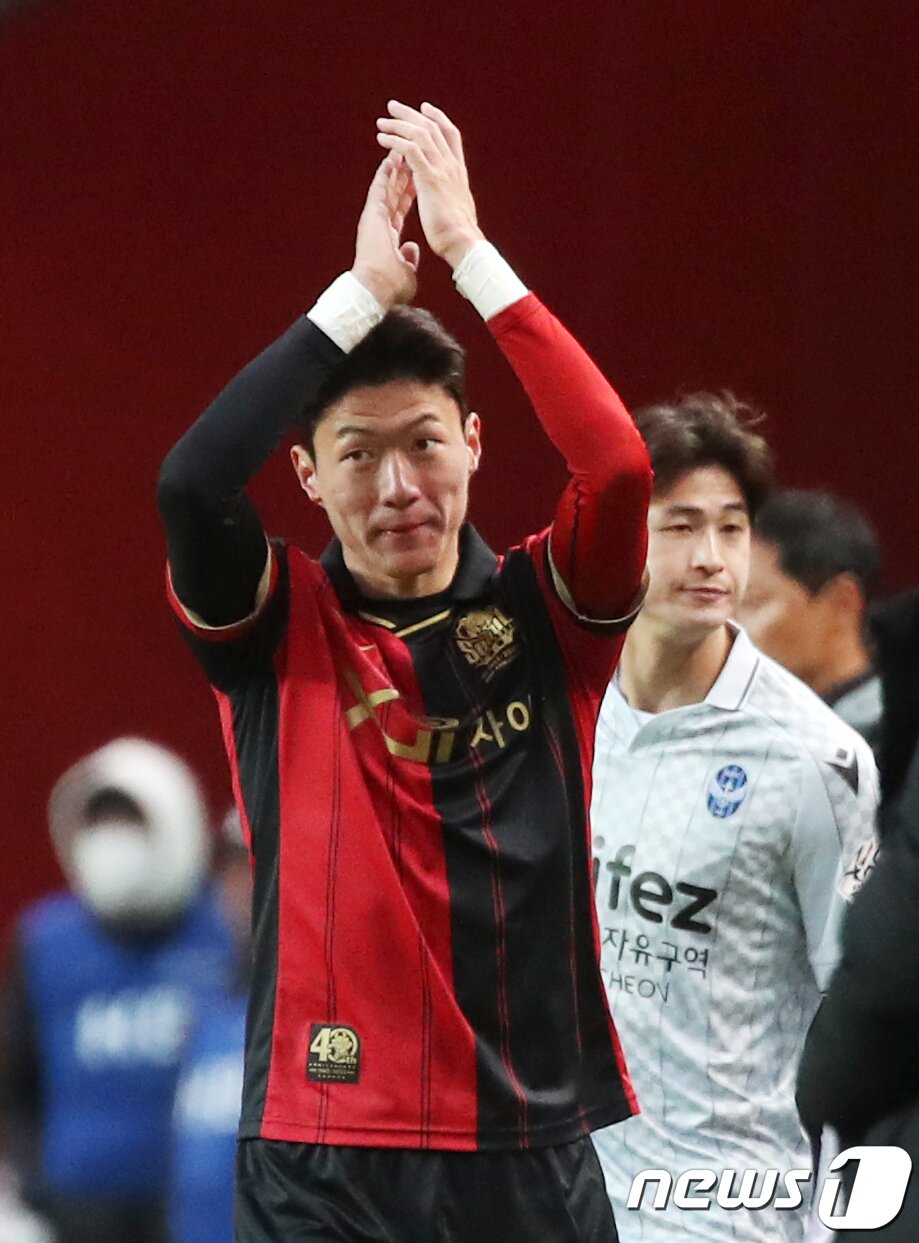 본문 이미지 - 25일 오후 서울 마포구 서울월드컵경기장에서 열린 프로축구 '하나원큐 K리그1 2023' FC서울과 인천유나이티드의 경기에서 서울 황의조가 후반전 교체되고 있다. 2023.2.25/뉴스1 ⓒ News1 이승배 기자