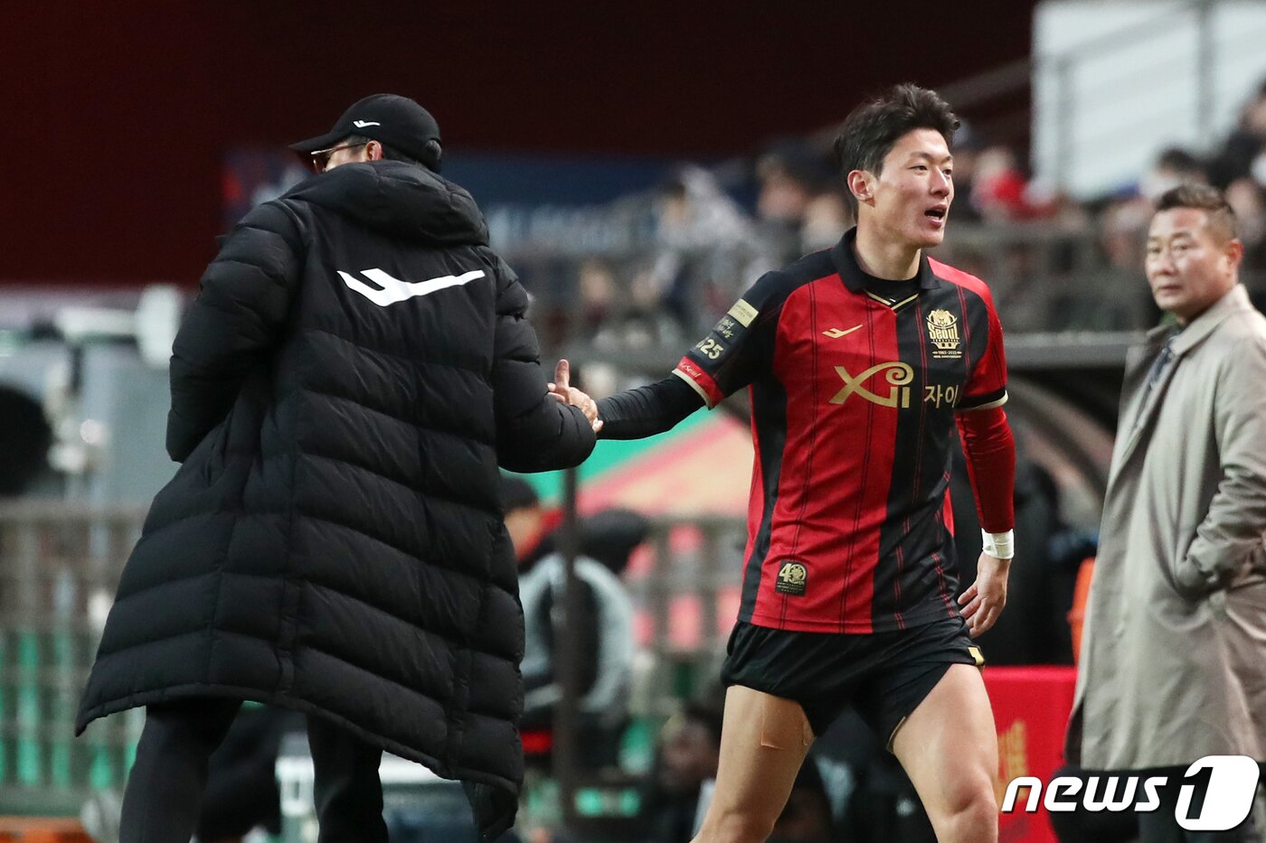 본문 이미지 - 25일 오후 서울 마포구 서울월드컵경기장에서 열린 프로축구 '하나원큐 K리그1 2023' FC서울과 인천유나이티드의 경기에서 서울 황의조가 교체되며 안익수 감독과 손을 잡고 있다. 2023.2.25/뉴스1 ⓒ News1 이승배 기자