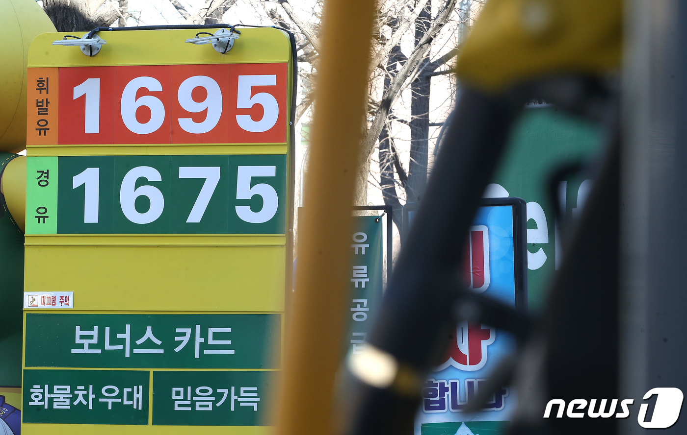 (서울=뉴스1) 임세영 기자 = 8개월 만에 국내 주유소에서 판매되는 휘발유 평균 가격이 경유 가격을 다시 넘어섰다.26일 한국석유공사 유가정보사이트 오피넷에 따르면 이날 오전 1 …