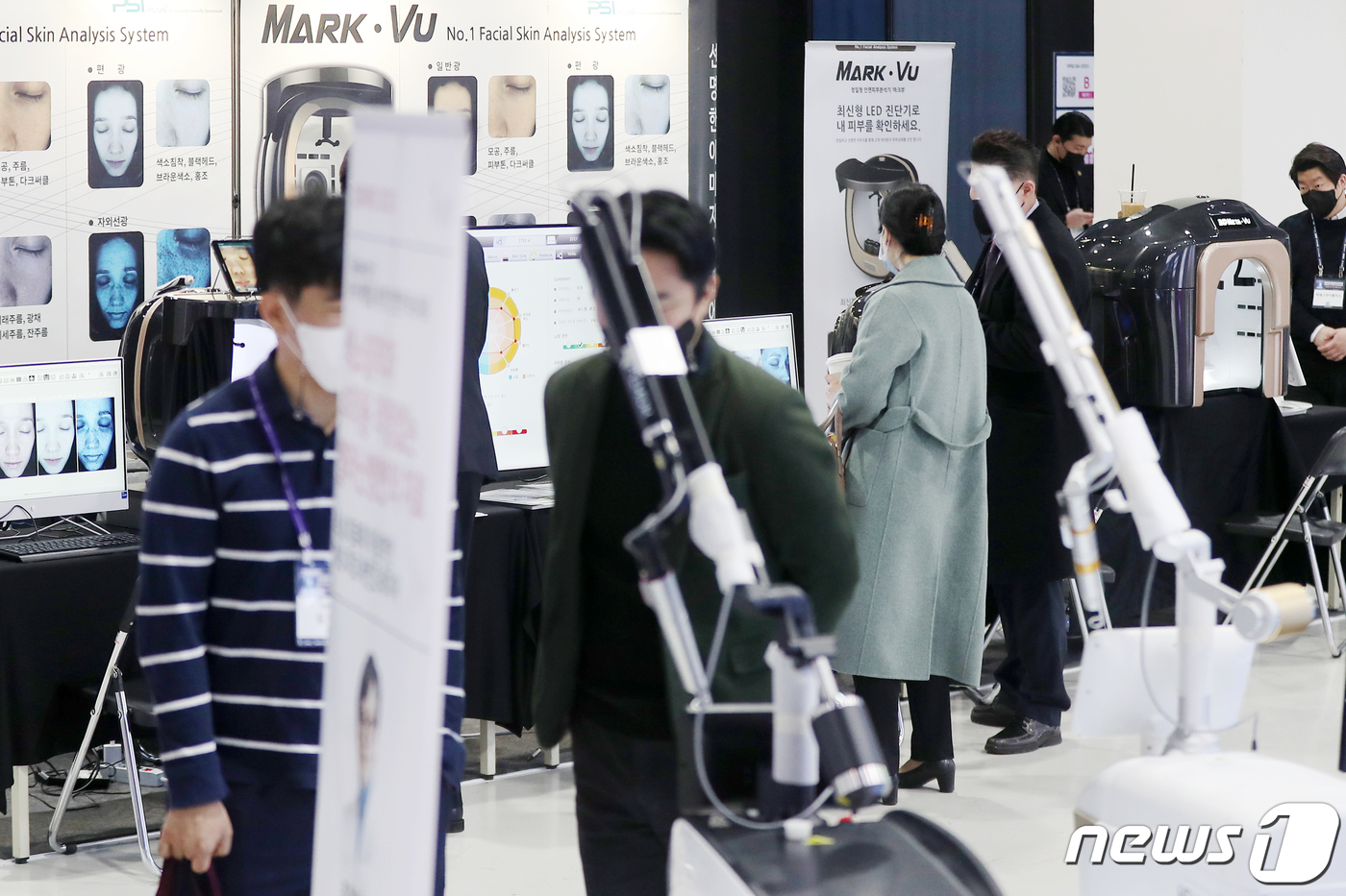 (서울=뉴스1) 민경석 기자 = 26일 서울 서초구 aT센터에서 열린 '대한미용성형레이저의학회 미용의료기기 박람회'를 찾은 관람객들이 다양한 종류의 미용의료기기를 살펴보고 있다. …