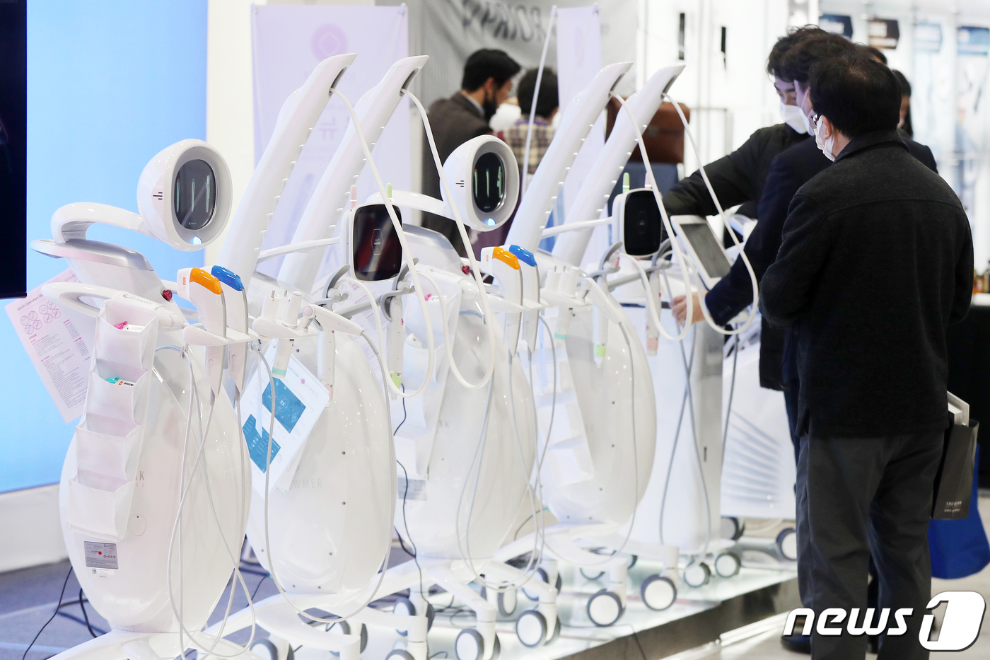 (서울=뉴스1) 민경석 기자 = 26일 서울 서초구 aT센터에서 열린 '대한미용성형레이저의학회 미용의료기기 박람회'를 찾은 관람객들이 다양한 종류의 미용의료기기를 살펴보고 있다. …