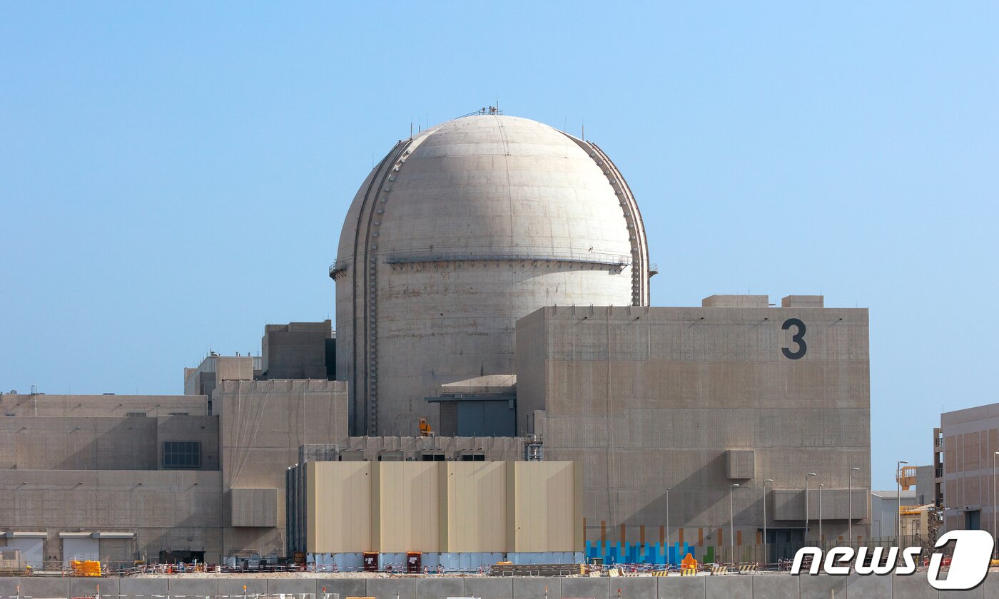 본문 이미지 - 한국전력과 UAE원자력공사는 UAE 바라카 원전 3호기가 지난 24일 상업운전을 개시했다고 발표했다. 사진은 바라카 원전 3호기 전경. (한국전력 제공) 2023.2.26/뉴스1
