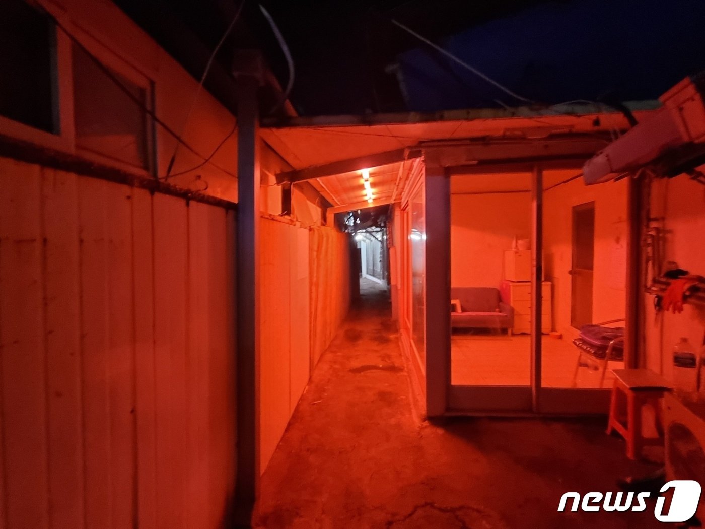 본문 이미지 -  26일 오후 경기 동두천시 생연7리 성매매 집결지 내 골목이 붉게 물들어 있다.2023.02.26./뉴스1 양희문 기자