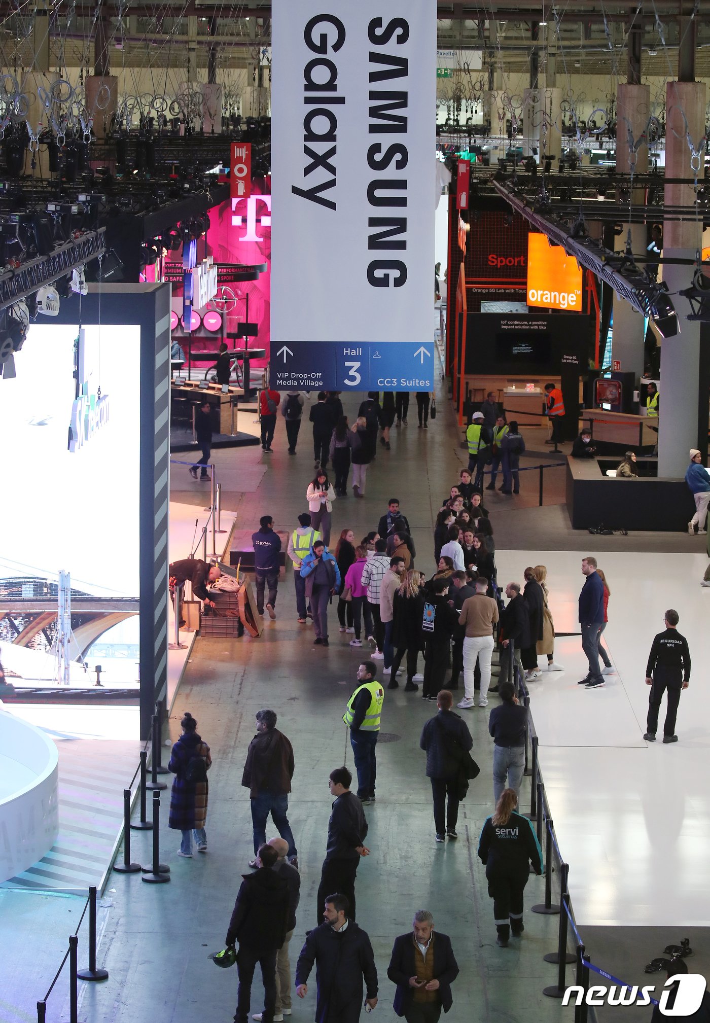 본문 이미지 - 세계 최대 이동통신 전시회 &#39;모바일월드콩그레스&#39;&#40;MWC 2023&#41; 개막을 하루 앞둔 26일 오전&#40;현지시간&#41; 스페인 바르셀로나 피라 그란 비아 전시장에서 관계자들이 막바지 전시 준비를 하고 있다. 이번 MWC에서는 인공지능&#40;AI&#41; 로봇 등 통신사들의 탈통신 행보와 더불어 망 사용료가 최대 화두가 될 전망이다. 2023.2.26/뉴스1 ⓒ News1 박정호 기자