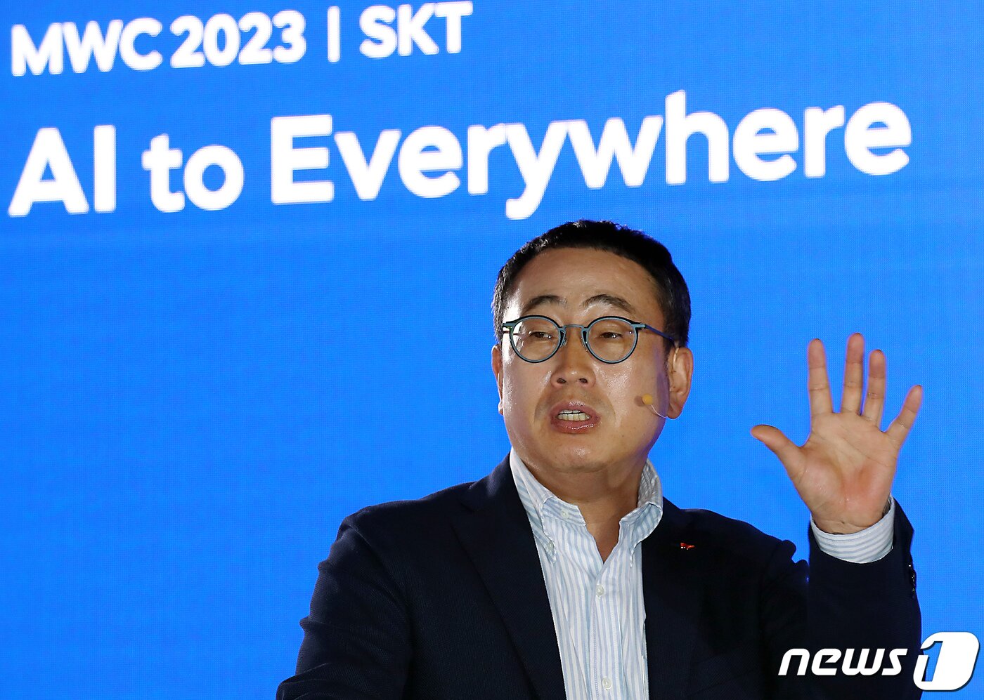 본문 이미지 - 유영상 SK텔레콤 사장이 26일 오후(현지시간) 스페인 바르셀로나 호텔 미라마르에서 가진 기자간담회에서 산업과 사회 전 영역의 AI 대전환 선도하겠다는 'AI 컴퍼니' 비전을 설명하고 있다. 유 사장은 이날 기자간담회에서 SK텔레콤이 보유한 AI 서비스와 기술을 활용해 고객·기술, 시공간, 산업(AIX), Core BM, ESG 등 5대 영역을 중심으로 혁신을 선도하겠다는 'AI to Everywhere(AI를 모든 곳에)'를 공개했다. 또한 5대 영역에서 AI 혁신을 함께할 최고의 기술력을 가진 AI 테크 기업들과 동맹을 맺고 글로벌 무대에서 빅테크들과 경쟁하겠다며 K-AI 얼라이언스 구축을 알렸다. 2023.2.27/뉴스1 ⓒ News1 박정호 기자