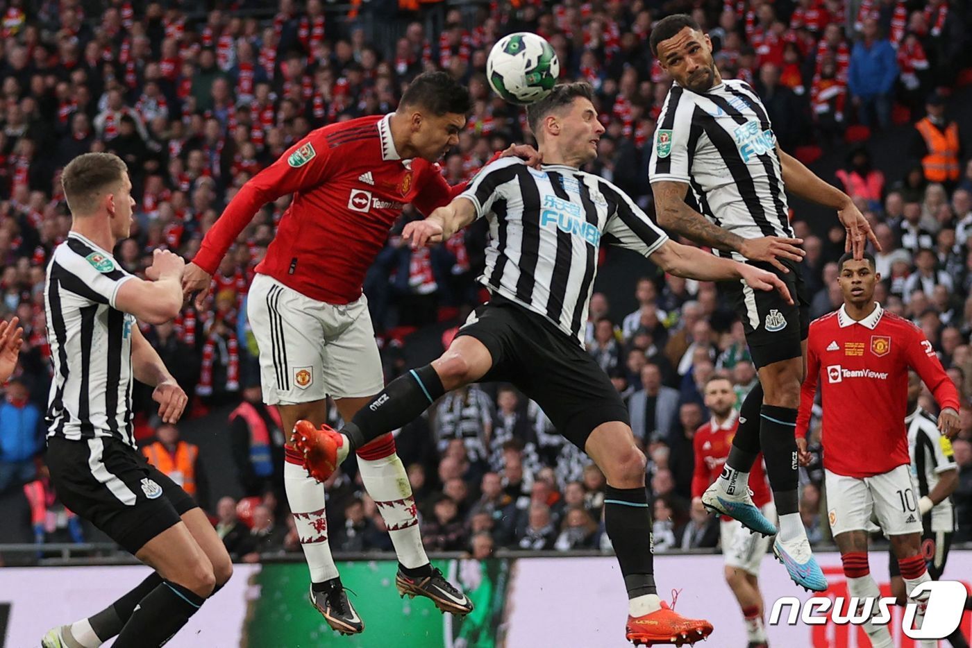 본문 이미지 - 세트피스에서 헤딩으로 결승골을 넣은 맨유 카세미루(왼쪽 두 번째). ⓒ AFP=뉴스1