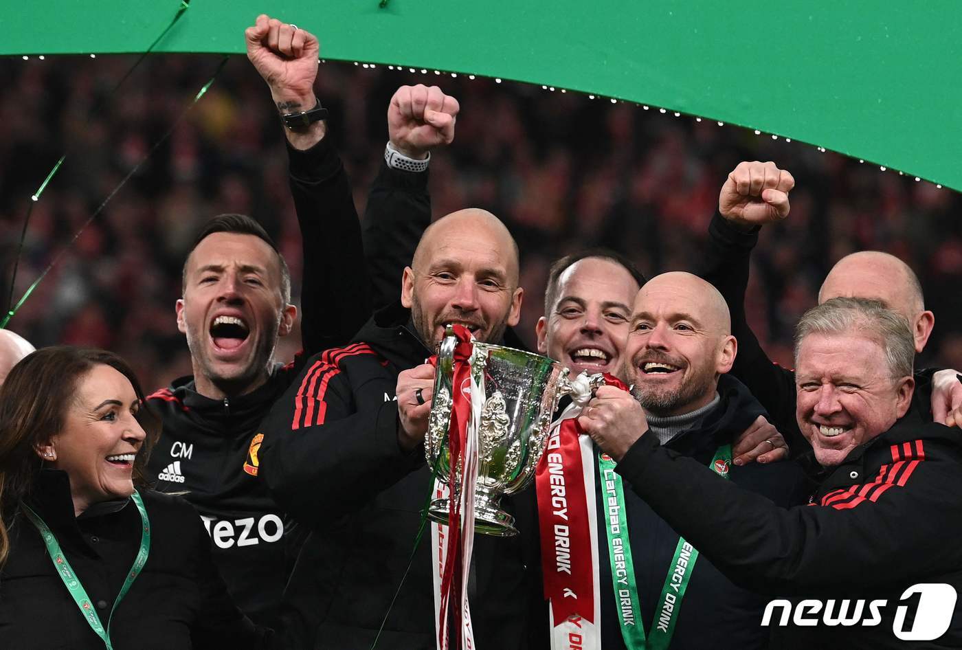 본문 이미지 - 우승 트로피를 들고 기뻐하는 에릭 텐 하흐 맨유 감독(가운데). ⓒ AFP=뉴스1