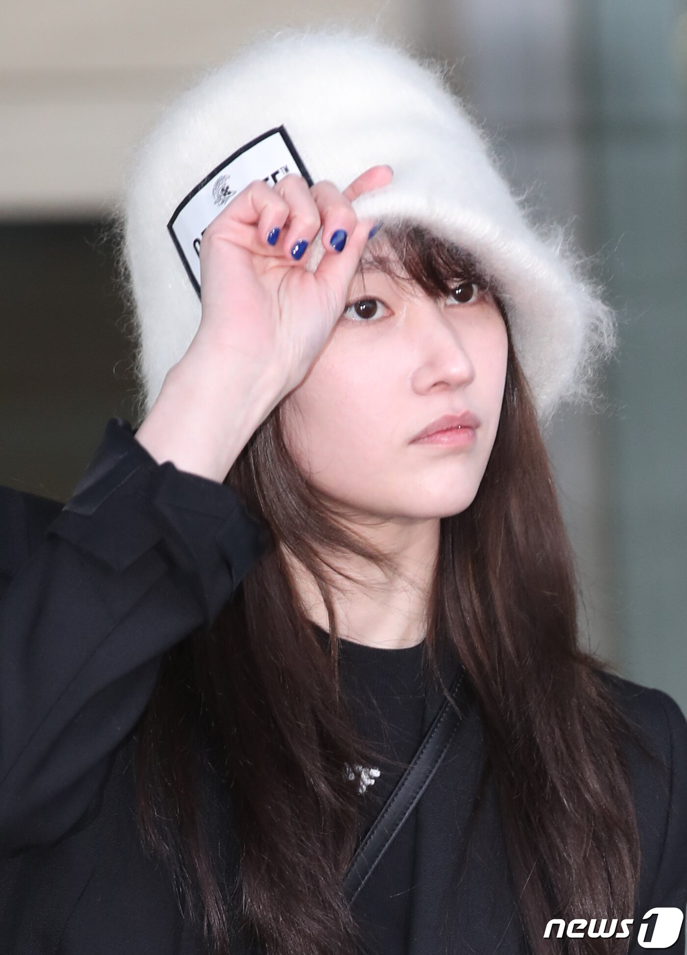 본문 이미지 - 배우 전종서가 패션쇼 참석을 위해 27일 오전 인천국제공항에 도착해 프랑스 파리로 출국하기 전 인사를 하고 있다.  ⓒ News1 권현진 기자