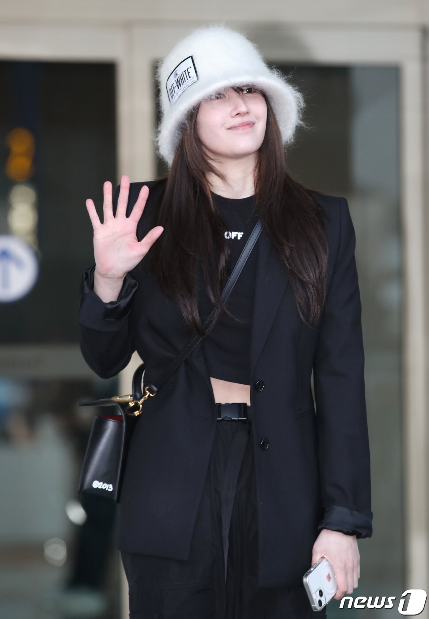 본문 이미지 - 배우 전종서가 패션쇼 참석을 위해 27일 오전 인천국제공항에 도착해 프랑스 파리로 출국하기 전 예쁜 손 인사를 하고 있다. ⓒ News1 권현진 기자