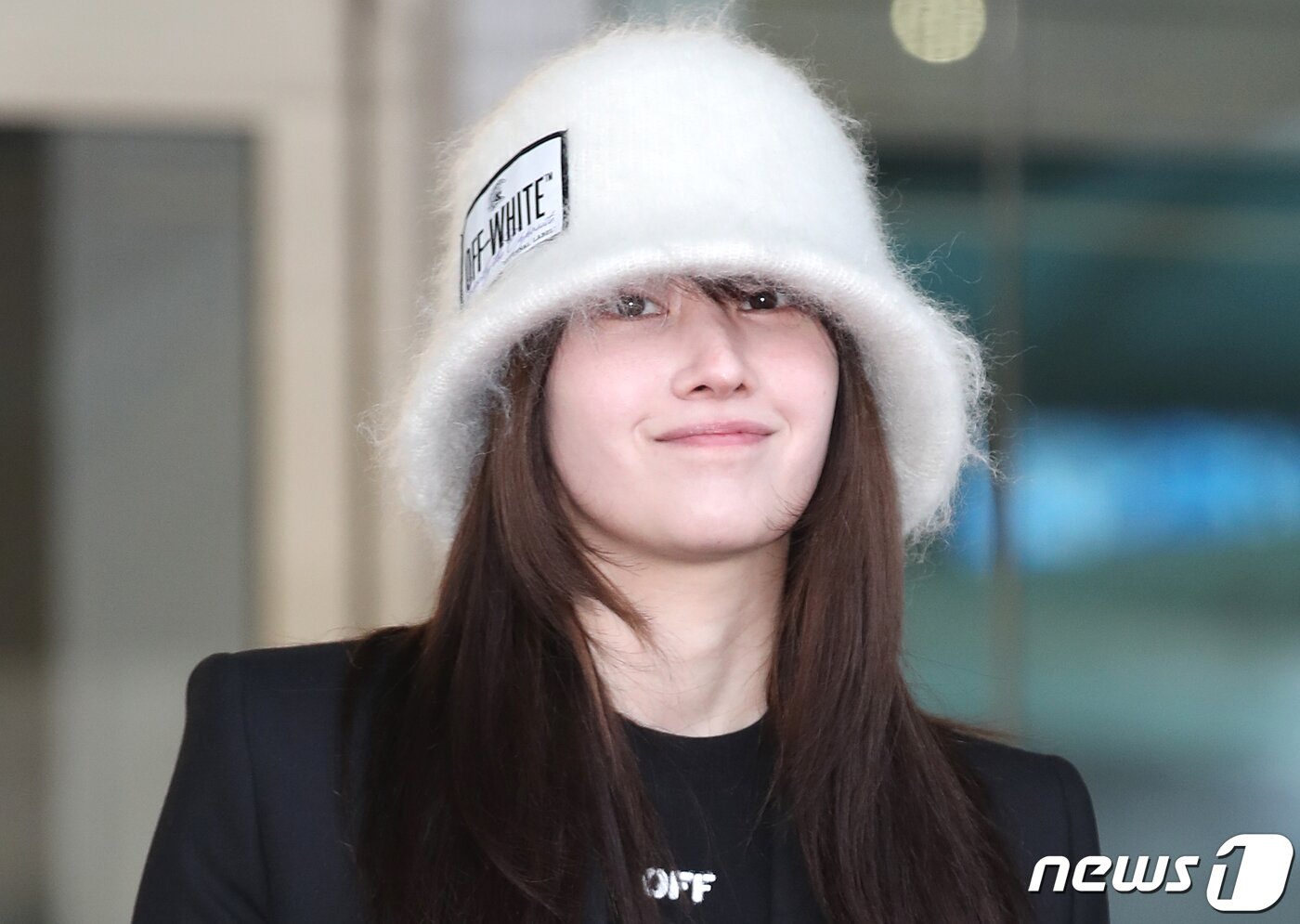 본문 이미지 - 배우 전종서가 패션쇼 참석을 위해 27일 오전 인천국제공항에 도착해 프랑스 파리로 출국하기 전 인사를 하고 있다. ⓒ News1 권현진 기자