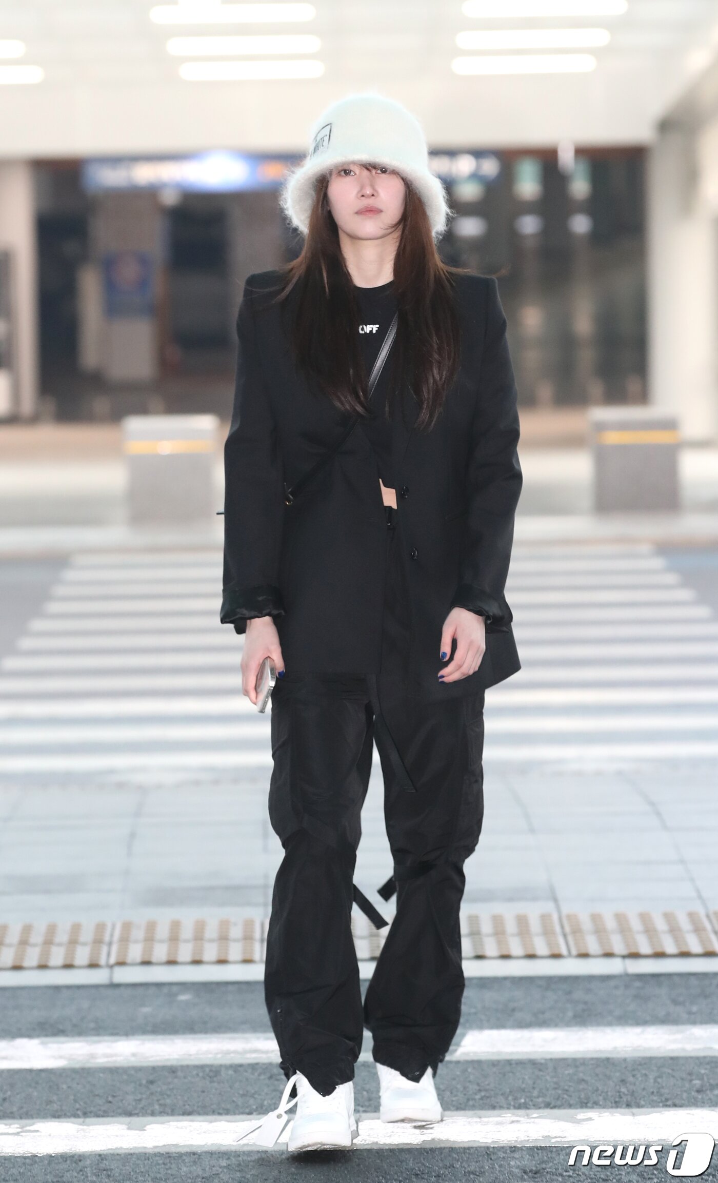 본문 이미지 - 배우 전종서가 남다른 아우라를 뽐내며 27일 오전 인천국제공항에 도착해 프랑스 파리로 출국하고 있다. ⓒ News1 권현진 기자