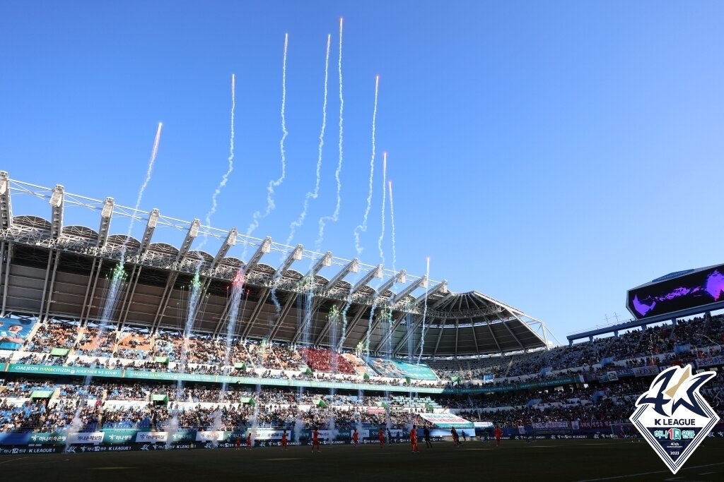 본문 이미지 - 8년 만의 승격에 많은 팬들이 찾은 대전월드컵경기장(한국프로축구연맹 제공)