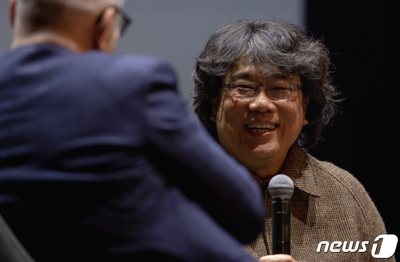 본문 이미지 - 26일(현지시간) 프랑스 파리 ‘르그랑렉스’(Le Grand Rex) 극장에서 열린 봉준호 감독의 마스터 클래스에서 봉 감독이 티에리 프레모 칸 국제영화제 집행위원장의 질문에 답하고 있다. 2023.2.27/뉴스1 ⓒ News1 이준성 기자