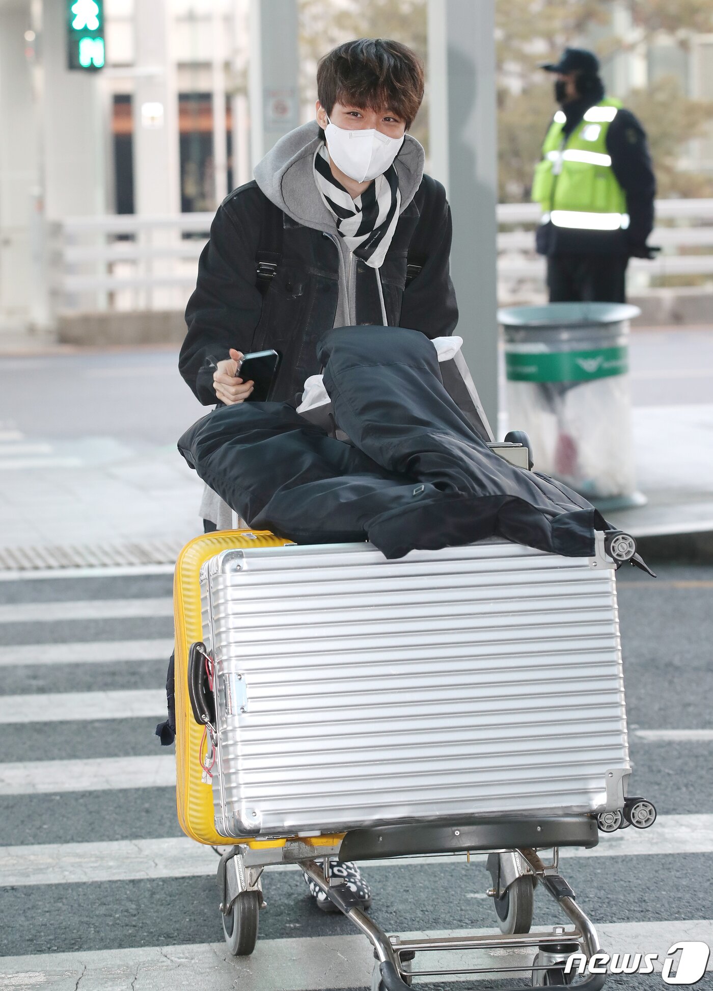 본문 이미지 - '전종서의 연인' 이중현 감독이 27일 오전 인천국제공항을 통해 프랑스 파리로 출국하고 있다. ⓒ News1 권현진 기자