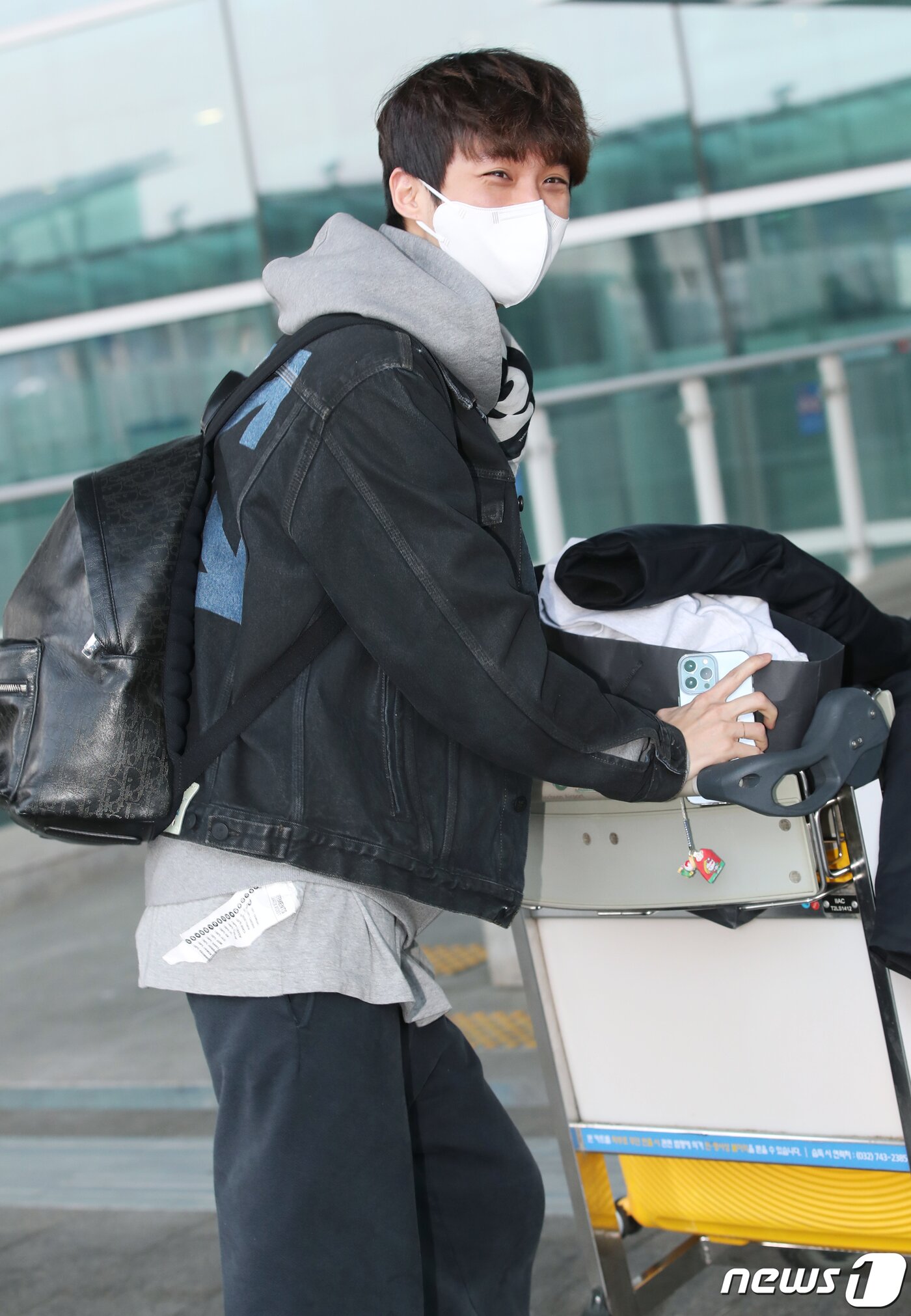 본문 이미지 - 이중현 감독이 27일 오전 인천국제공항을 통해 프랑스 파리로 출국하고 있다. ⓒ News1 권현진 기자
