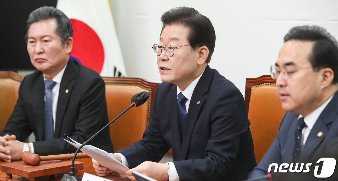 본문 이미지 - 이재명 더불어민주당 대표가 27일 서울 여의도 국회에서 열린 최고위원회의에서 모두발언을 하고 있다. 2023.2.27/뉴스1 ⓒ News1 허경 기자