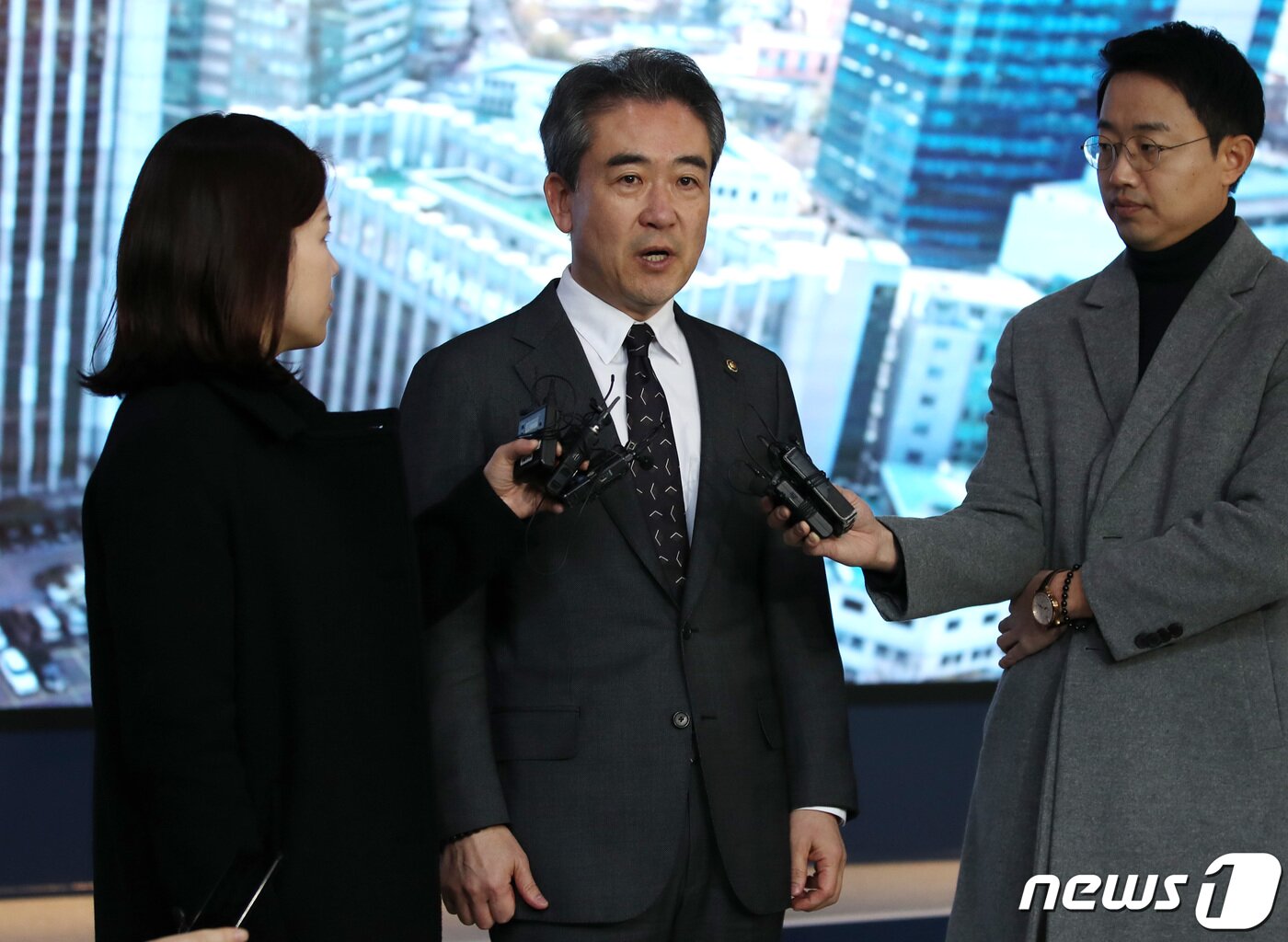 본문 이미지 - 윤희근 경찰청장이 27일 오전 서울 서대문구 경찰청을 나서기 전 국가수사본부장 낙마와 관련해 입장을 밝히고 있다. 2023.2.27/뉴스1 ⓒ News1 구윤성 기자