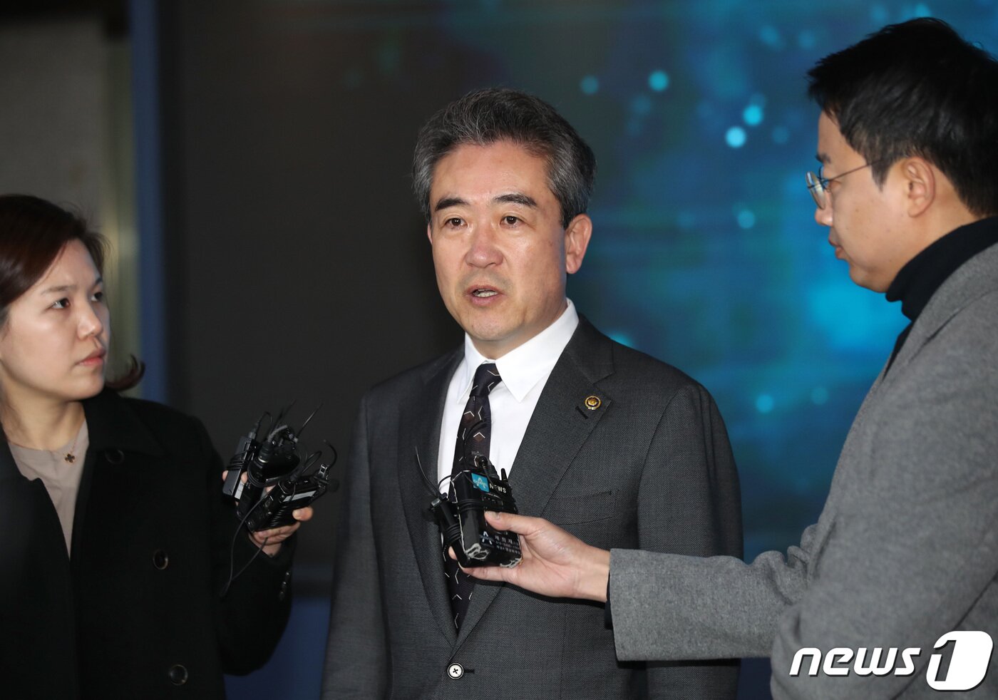 본문 이미지 - 윤희근 경찰청장이 27일 오전 서울 서대문구 경찰청을 나서기 전 국가수사본부장 낙마와 관련해 입장을 밝히고 있다. 2023.2.27/뉴스1 ⓒ News1 구윤성 기자