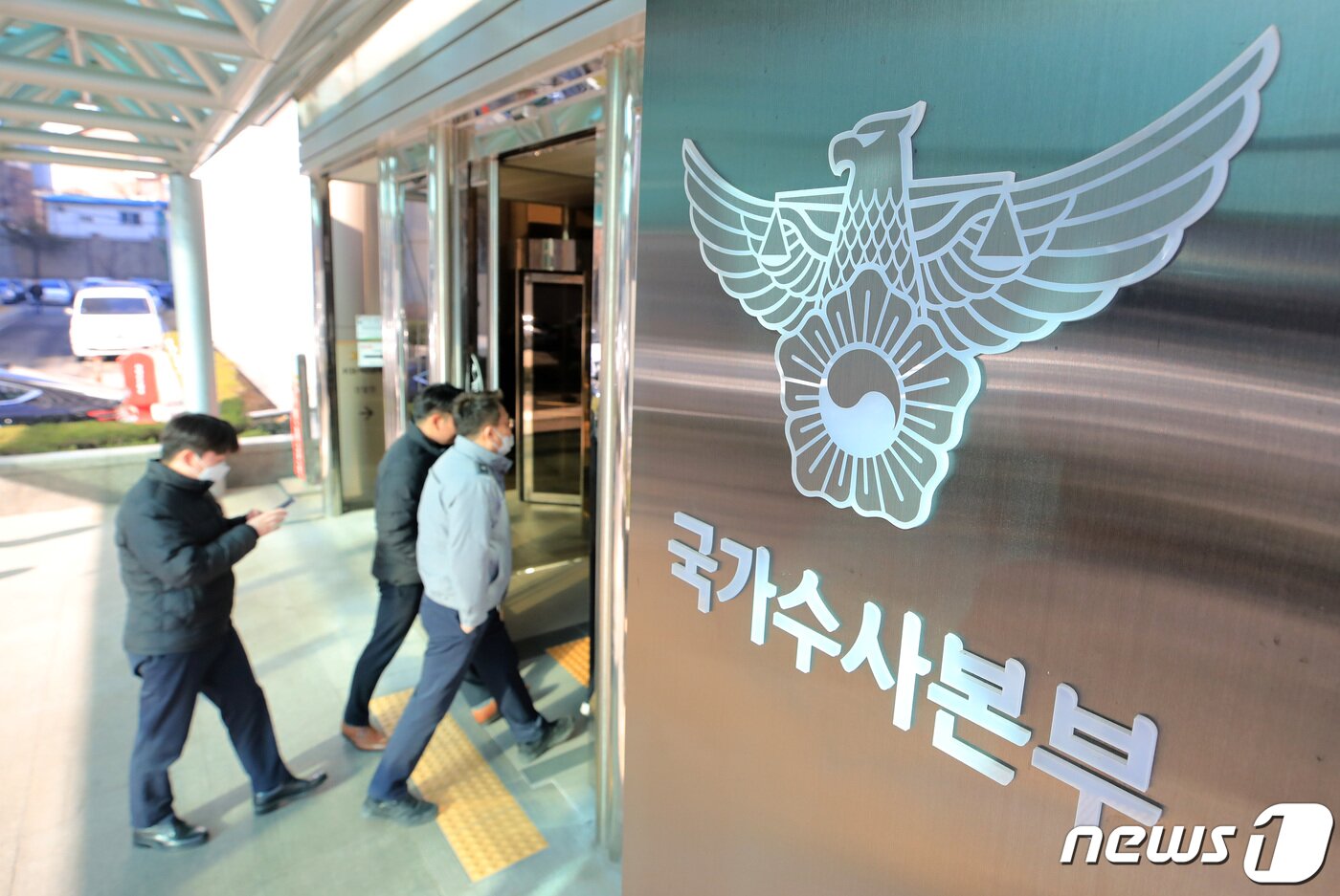 본문 이미지 - 경찰 국가수사본부장으로 임명된 정순신 변호사가 아들의 학교폭력 논란으로 임명 하루만에 낙마하면서 국수본이 본부장 직무대행 체제에 들어갔다. 윤희근 경찰청장은 국수본부장 낙마와 관련해 "추천권자로서 안타깝게 생각한다＂며 ＂후속절차를 최대한 신속하게 진행하겠다＂고 밝혔다. 사진은 27일 오전 서울 서대문구 국가수사본부. 2023.2.27/뉴스1 ⓒ News1 구윤성 기자
