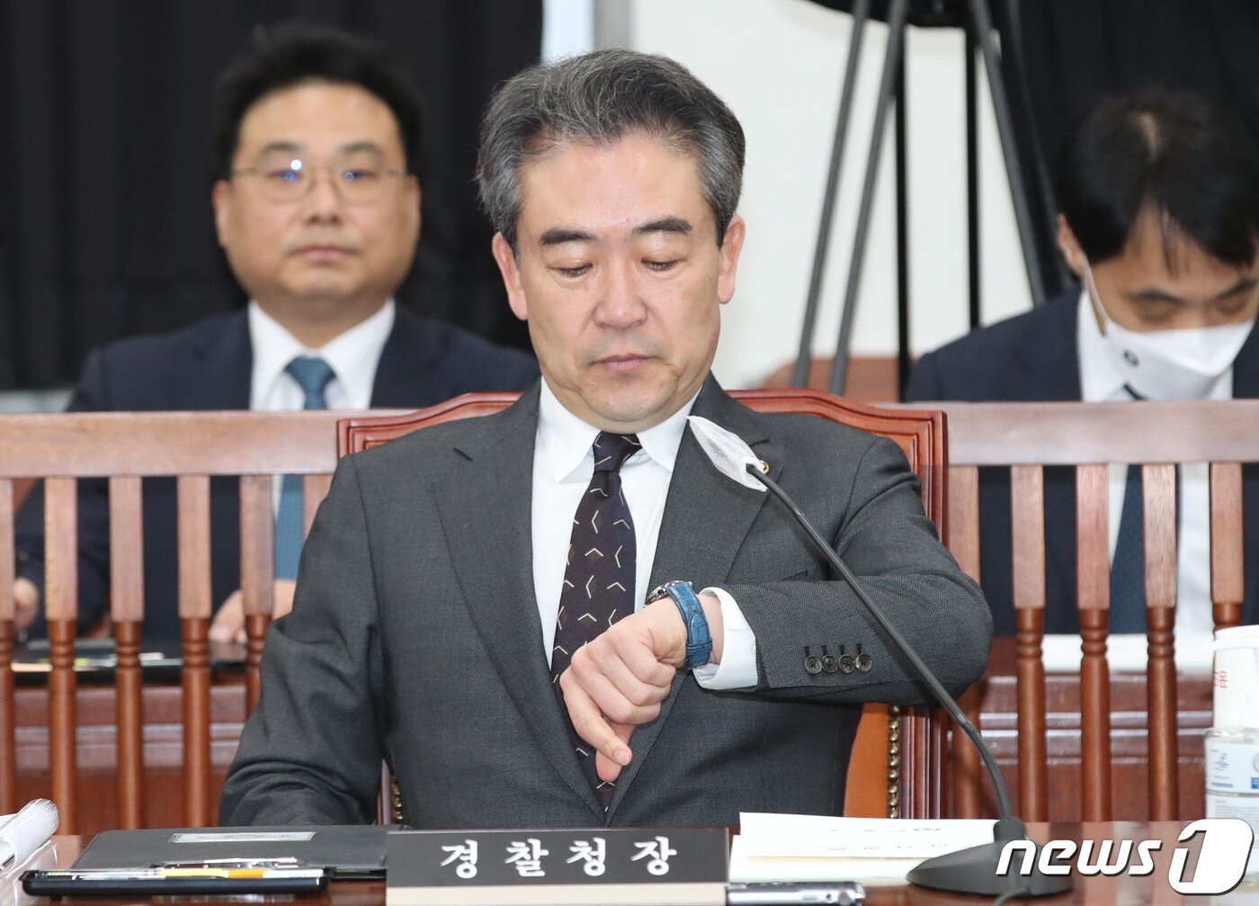 본문 이미지 - 윤희근 경찰청장이 27일 오전 서울 여의도 국회에서 열린 정보위원회 전체회의에 출석해 시간을 확인하고 있다. (공동취재) 2023.2.27/뉴스1 ⓒ News1 허경 기자