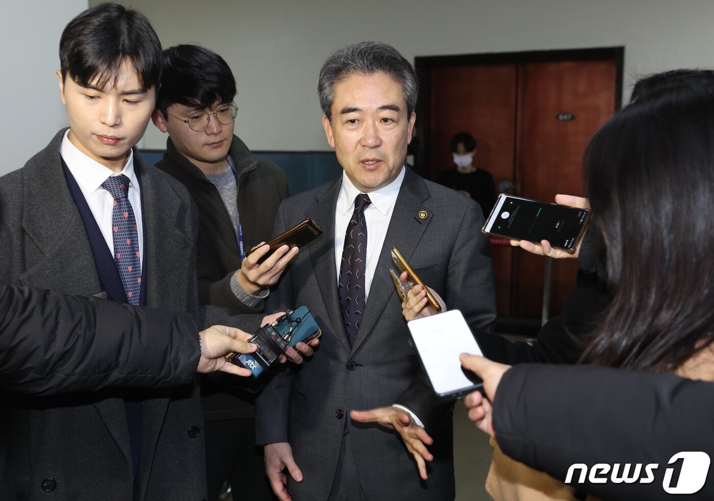 본문 이미지 - 윤희근 경찰청장이 27일 오전 서울 여의도 국회에서 열린 정보위원회 전체회의에 출석하며 취재진의 질문에 답하고 있다. (공동취재) 2023.2.27/뉴스1 ⓒ News1 허경 기자
