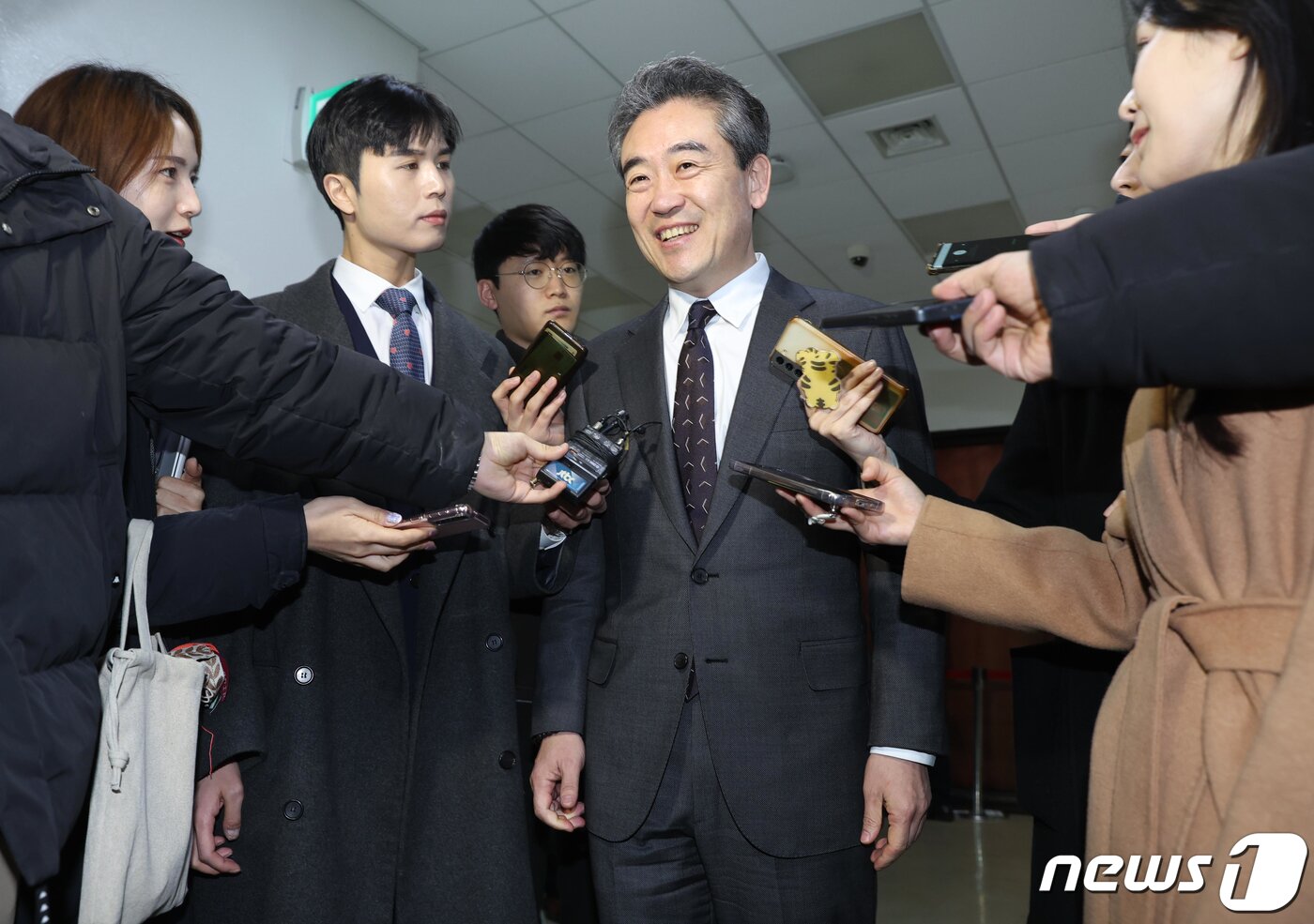 본문 이미지 - 윤희근 경찰청장이 27일 오전 서울 여의도 국회에서 열린 정보위원회 전체회의에 출석하며 취재진의 질문에 답하고 있다. (공동취재) 2023.2.27/뉴스1 ⓒ News1 허경 기자