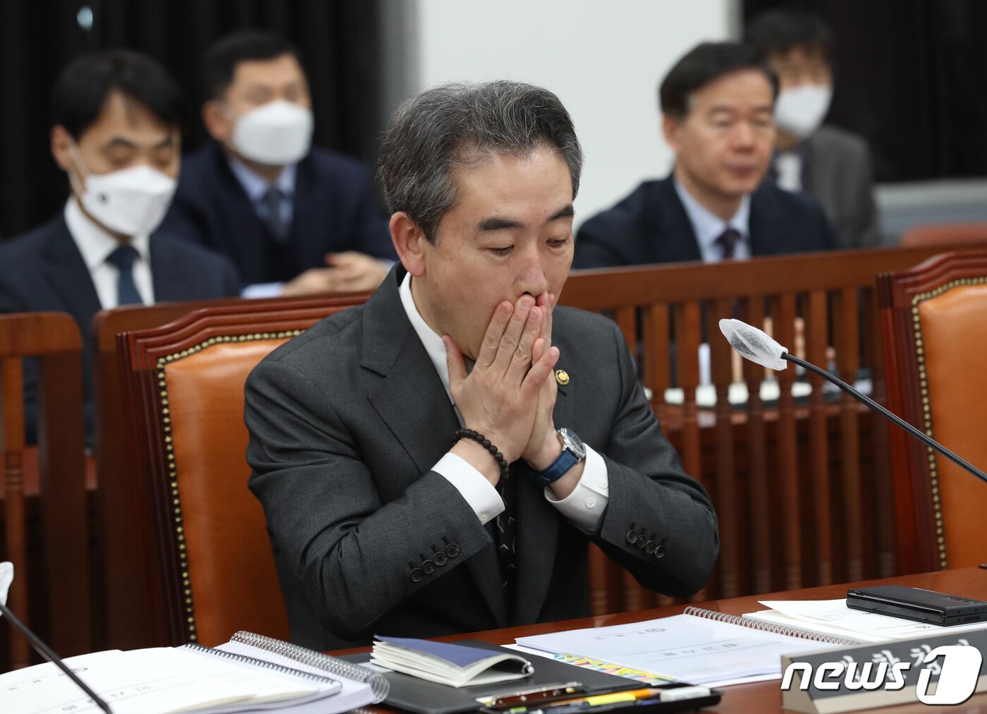본문 이미지 - 윤희근 경찰청장이 27일 오전 서울 여의도 국회에서 열린 정보위원회 전체회의에 출석해 회의시작을 기다리고 있다. (공동취재) 2023.2.27/뉴스1 ⓒ News1 허경 기자