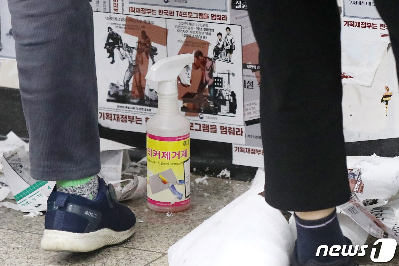 본문 이미지 - 서울교통공사의 자회사 서울메트로환경 미화원들이 27일 오전 용산구 4호선 삼각지역 승강장에서 전국장애인차별철폐연대(전장연)의 출근길 시위 당시 부착한 선전용 스티커를 제거하고 있다. 2023.2.27/뉴스1 ⓒ News1 민경석 기자
