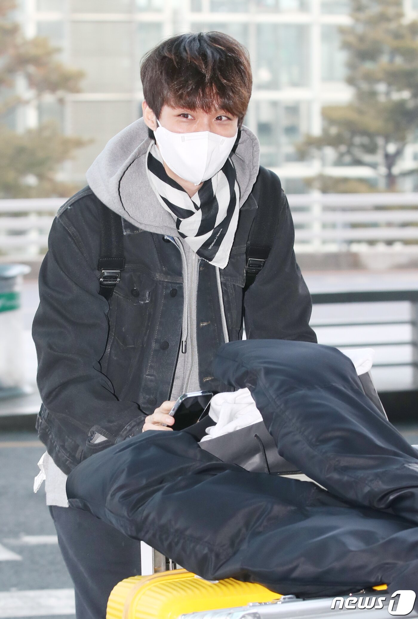 본문 이미지 - 이충현 감독이 27일 오전 인천국제공항을 통해 프랑스 파리로 출국하고 있다.  ⓒ News1 권현진 기자