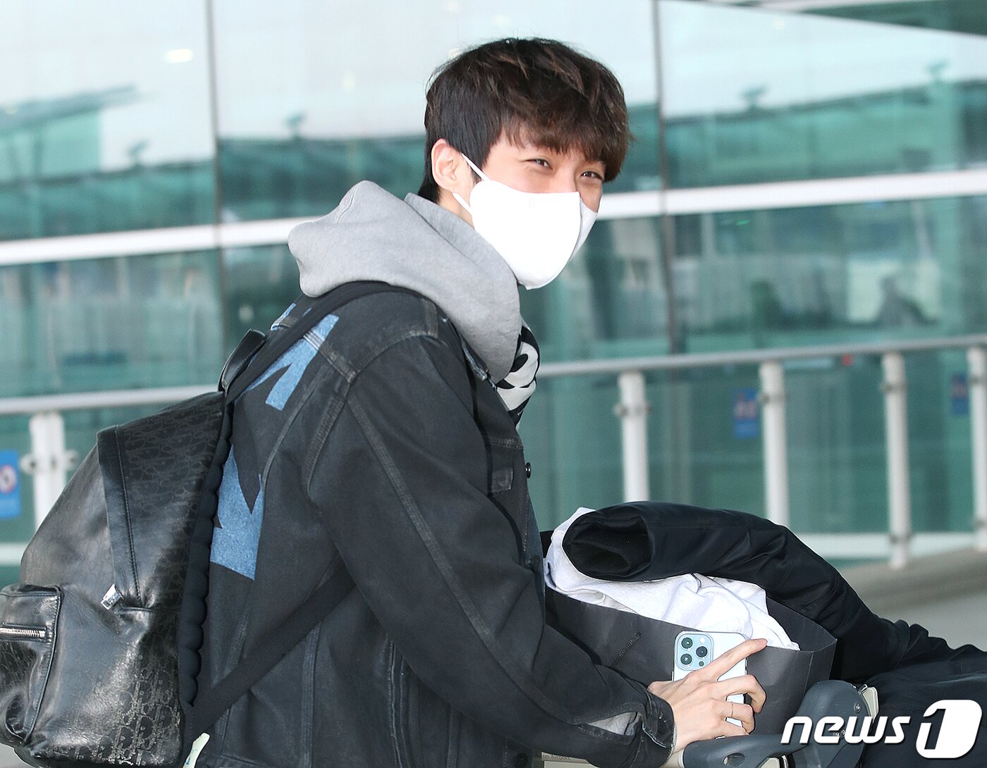 본문 이미지 - '전종서의 연인' 이중현 감독이 27일 오전 인천국제공항을 통해 프랑스 파리로 출국하며 인사를 하고 있다. ⓒ News1 권현진 기자