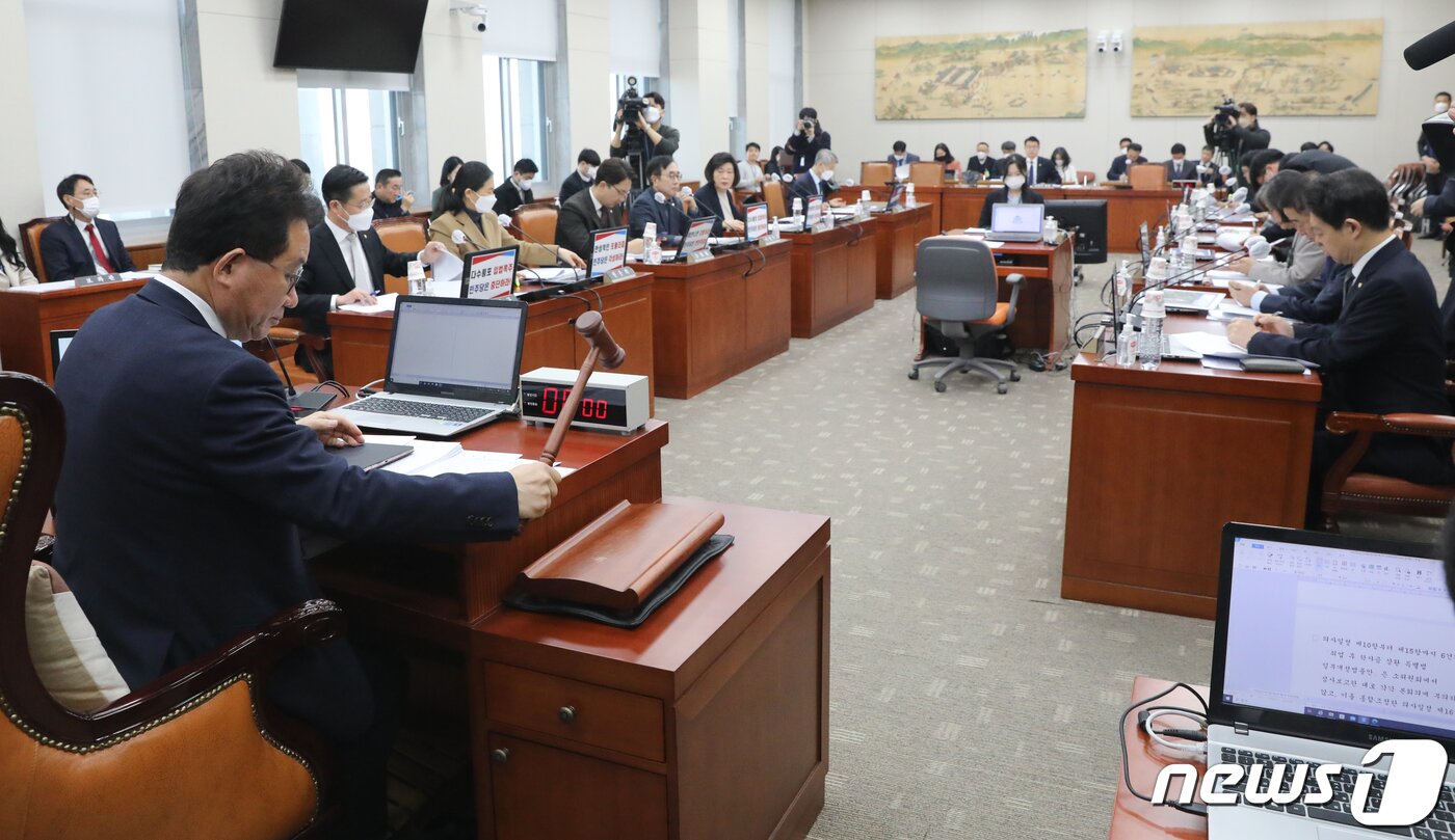 본문 이미지 - 27일 서울 여의도 국회에서 열린 교육위원회 전체회의에서 유기홍 위원장이 의사봉을 두드리고 있다. 2023.2.27/뉴스1 ⓒ News1 허경 기자