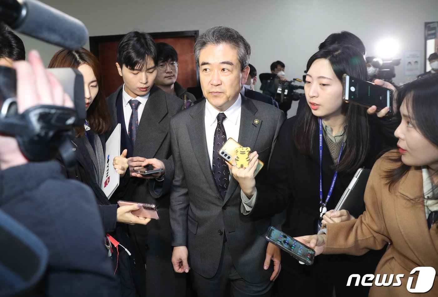 본문 이미지 - 윤희근 경찰청장이 27일 오전 서울 여의도 국회에서 열린 정보위원회 전체회의에 출석하며 취재진 질문에 답변하고 있다. (공동취재) 2023.2.27/뉴스1 ⓒ News1 허경 기자