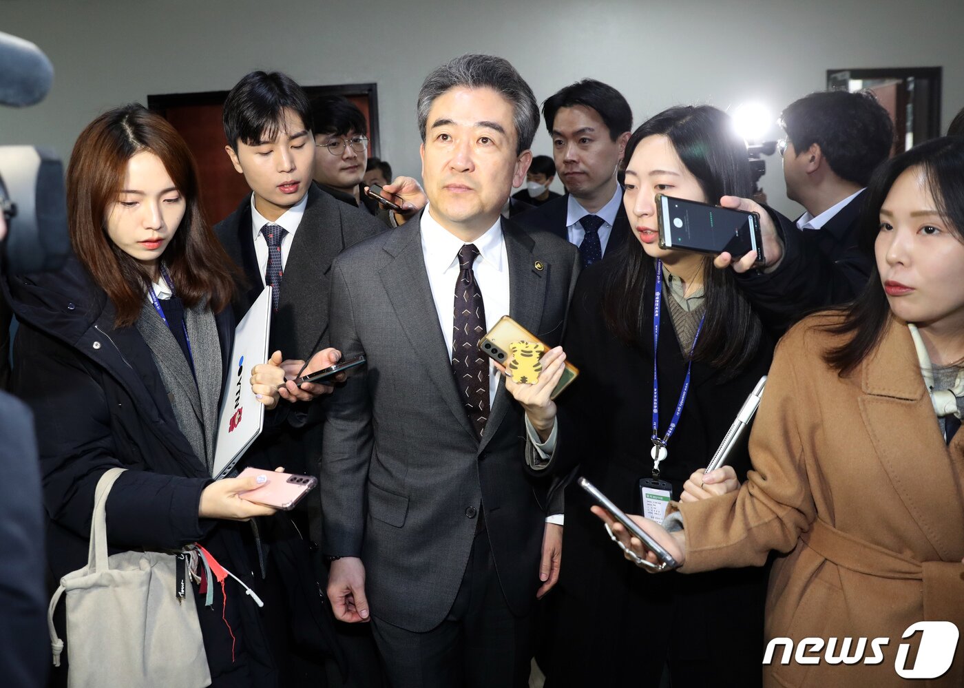 본문 이미지 - 윤희근 경찰청장이 27일 오전 서울 여의도 국회에서 열린 정보위원회 전체회의에 출석하며 취재진 질문에 답변하고 있다. (공동취재) 2023.2.27/뉴스1 ⓒ News1 허경 기자