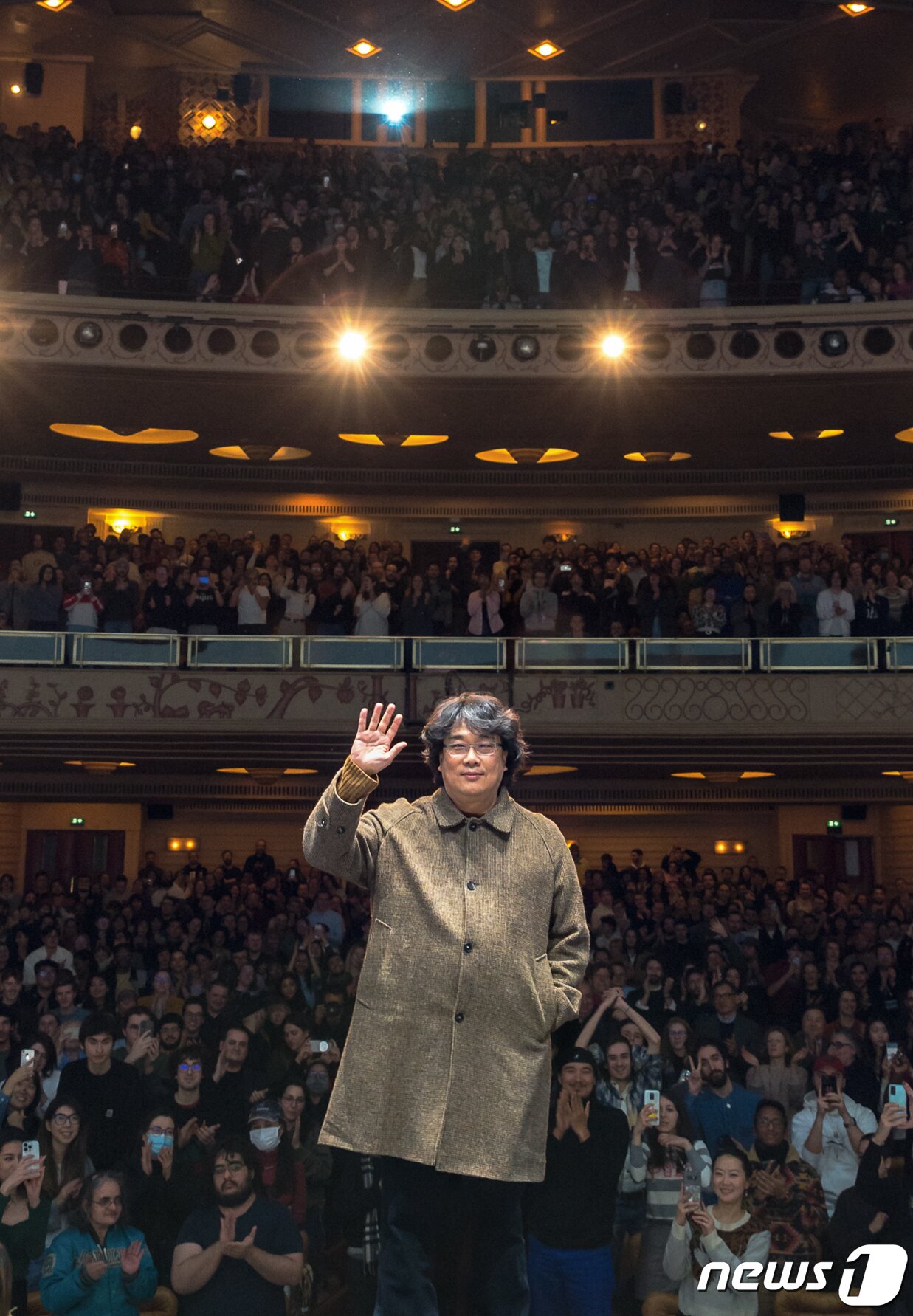 본문 이미지 - 26일(현지시간) 프랑스 파리 ‘르그랑렉스’(Le Grand Rex) 극장에서 열린 ‘봉준호의 날’ 행사에서 마스터 클래스를 마친 봉준호 감독이 객석을 배경으로 포즈를 취하고 있다. (Vincent Zafra / Illusion Story 제공)2023.2.27/뉴스1 ⓒ News1 이준성 기자