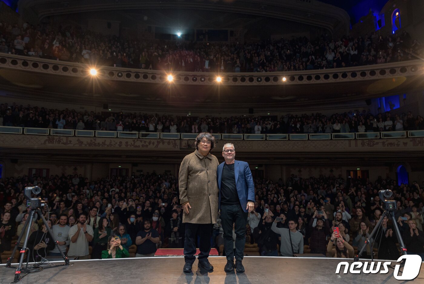 본문 이미지 - 26일(현지시간) 프랑스 파리 ‘르그랑렉스’(Le Grand Rex) 극장에서 열린 ‘봉준호의 날’ 행사에서 마스터 클래스를 마친 봉준호 감독과 티에리 프레모 칸 국제영화제 집행위원장이 객석을 배경으로 포즈를 취하고 있다. (Vincent Zafra / Illusion Story 제공)2023.2.27/뉴스1 ⓒ News1 이준성 기자
