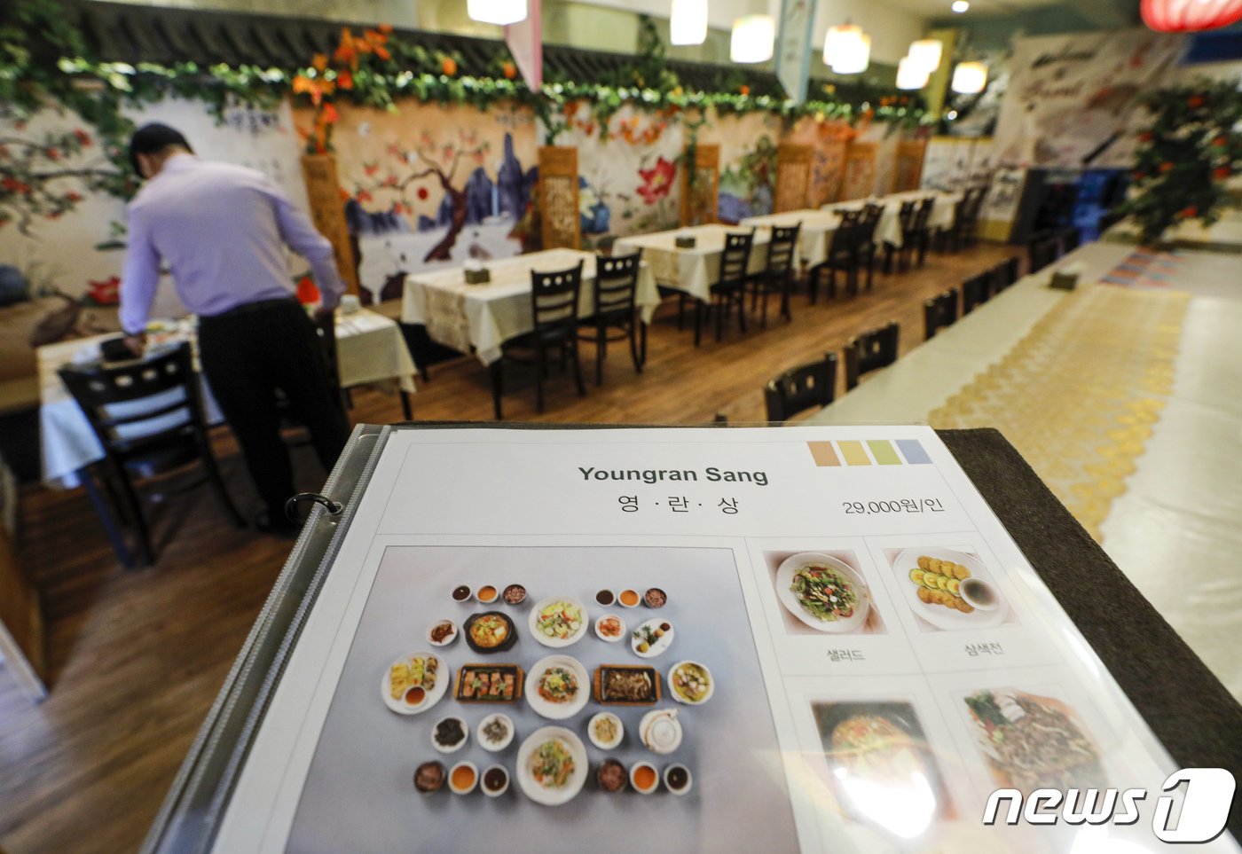 본문 이미지 -  사진은 3만원 이하 메뉴를 판매하는 서울 시내 한 음식점의 모습. 2023.2.27/뉴스1 ⓒ News1 김도우 기자
