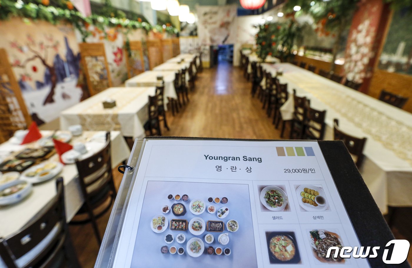 본문 이미지 - 사진은 3만원 이하 메뉴를 판매하는 서울 시내 한 음식점의 모습. 2023.2.27/뉴스1 ⓒ News1 김도우 기자