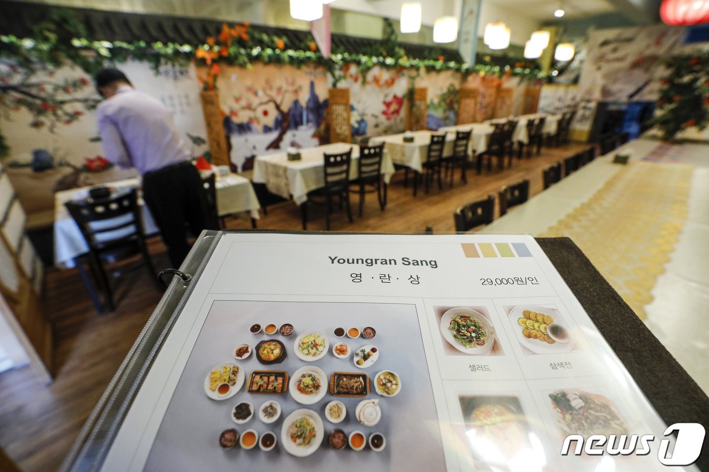 본문 이미지 - 대통령실이 내수 진작을 위해 부정청탁 및 금품 등 수수의 금지에 관한 법률(일명 김영란법) 시행령을 식사비 3만원에서 5만원으로 상향하는 등 일부 개정하는 방안을 검토하고 있다. 사진은 3만원 이하 메뉴를 판매하는 서울 시내 한 음식점의 모습. 2023.2.27/뉴스1 ⓒ News1 김도우 기자