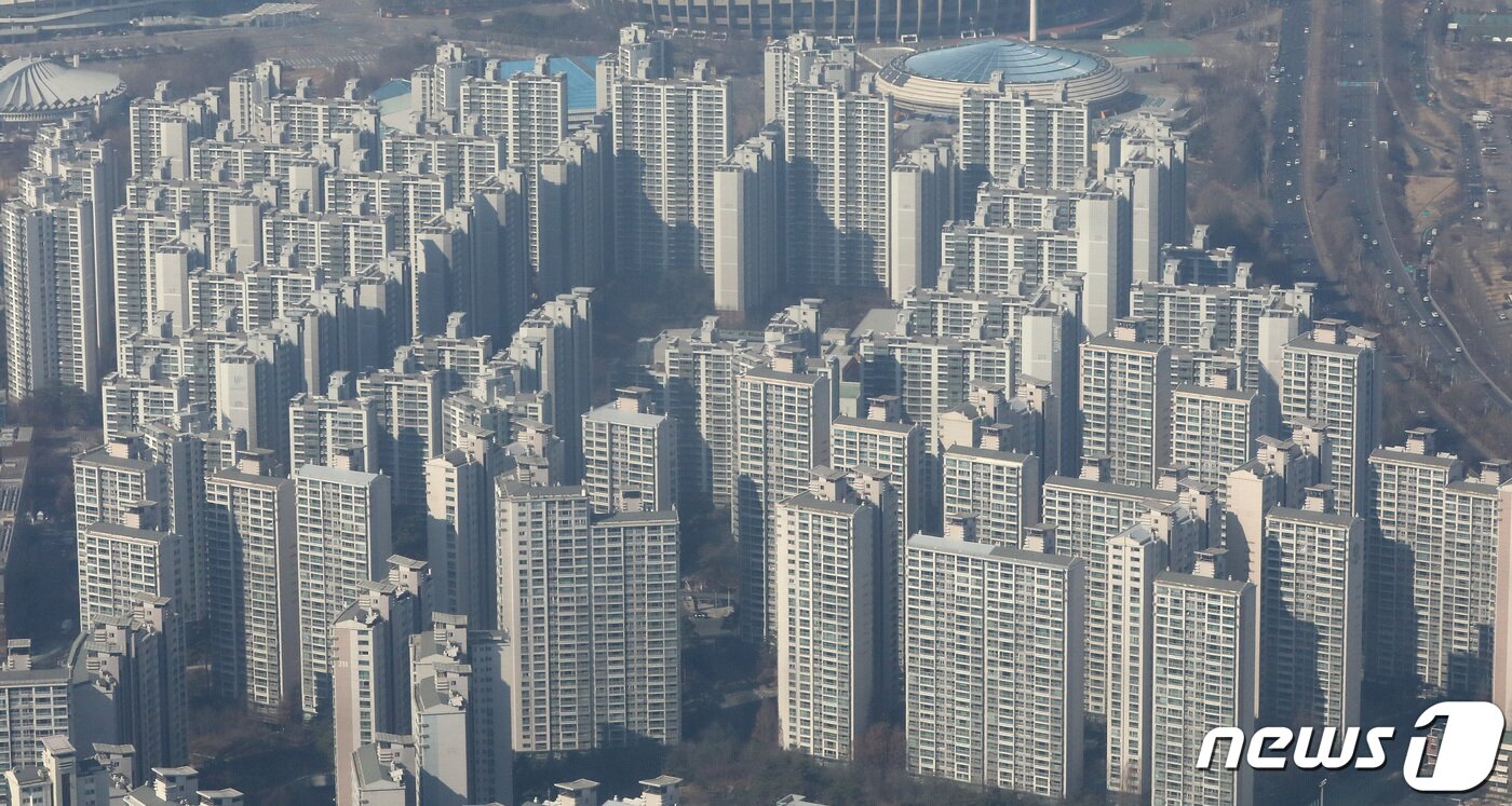 본문 이미지 - 27일 서울 송파구 롯데월드타워 전망대 서울스카이에서 바라본 아파트 모습. 2023.2.27/뉴스1 ⓒ News1 임세영 기자