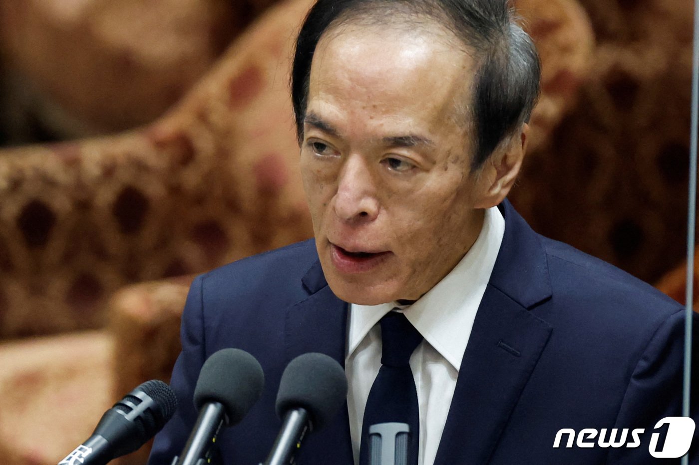 본문 이미지 - 24일 일본 도쿄 중의원 운영위원회에서 우에다 가즈오(植田和男) 신임 일본은행(BOJ) 총재가 금융완화책을 유지할 것을 발표하고 있다. ⓒ 로이터=뉴스1 ⓒ News1 권진영 기자