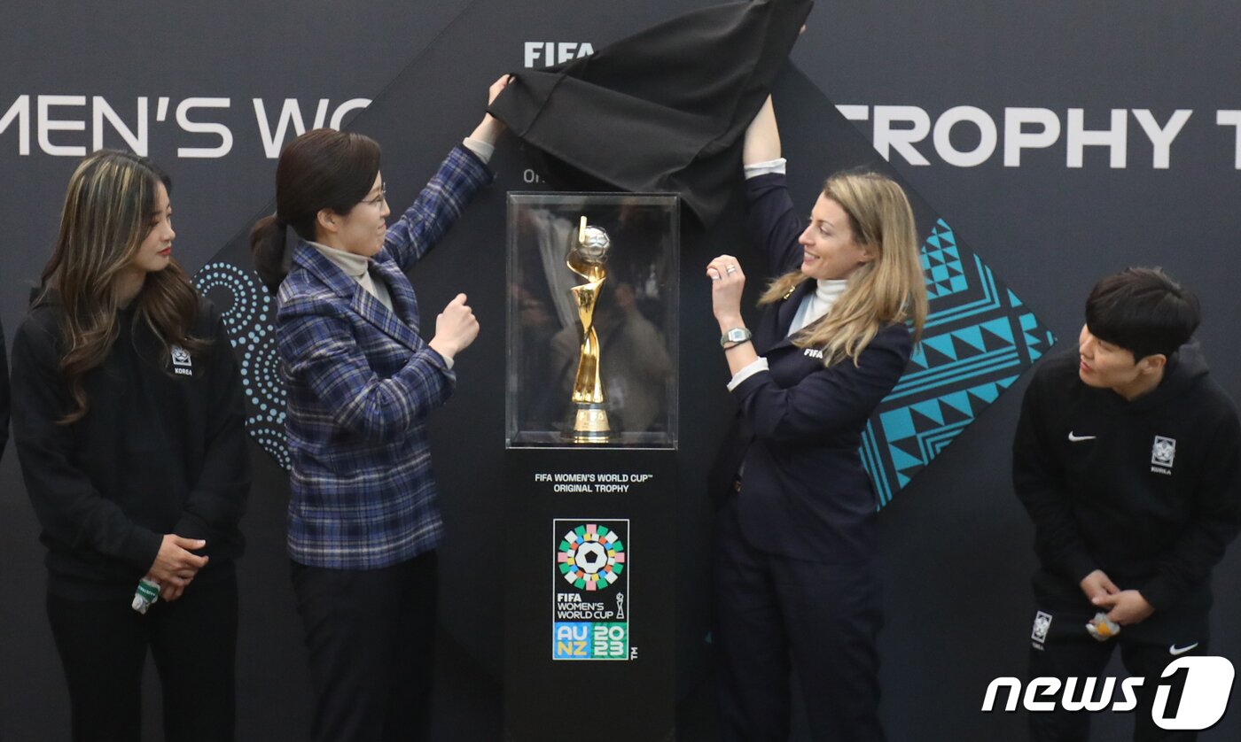 본문 이미지 - 27일 서울 강남구 스타필드 코엑스몰 라이브 플라자에서 열린 '2023 FIFA 호주·뉴질랜드 여자월드컵 트로피투어 행사'에서 참석자들이 트로피를 공개하고 있다. 왼쪽부터 최유리 선수, KFA 홍은아 부회장, 사라 간도인 FIFA 사절단 대표, 지소연 선수. 2023.2.27/뉴스1 ⓒ News1 송원영 기자