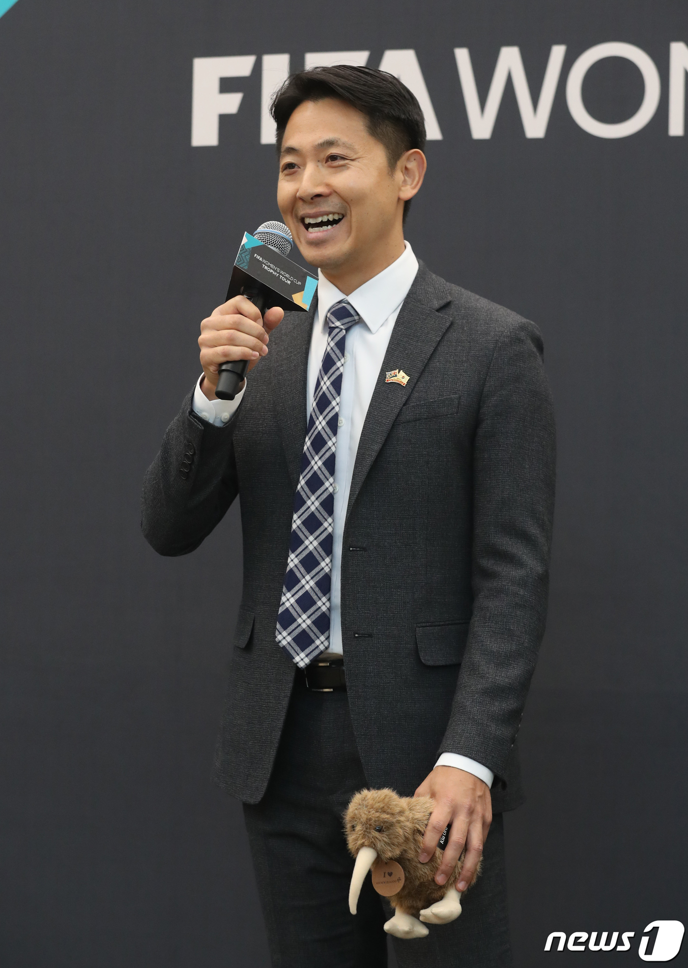 (서울=뉴스1) 송원영 기자 = 박정민 주한 뉴질랜드 대사대리가 27일 서울 강남구 스타필드 코엑스몰 라이브 플라자에서 열린 '2023 FIFA 호주·뉴질랜드 여자월드컵 트로피투어 …