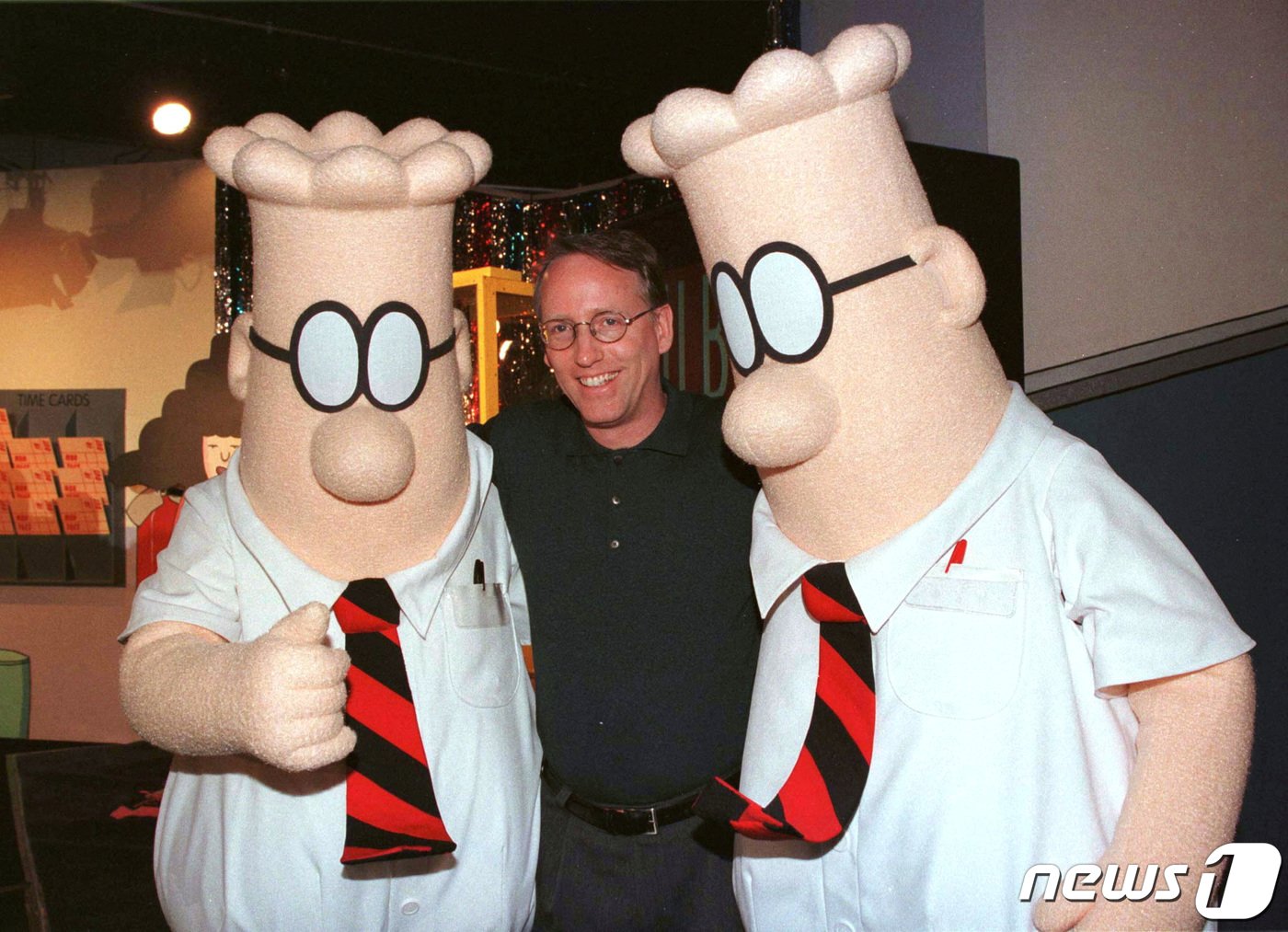 본문 이미지 - 캘리포니아에서 회사 생활을 풍자하는 만화 '딜버트'의 제작자 스콧 애덤스가 캐릭터 2명과 포즈를 취하고 있다. ⓒ 로이터=뉴스1 ⓒ News1 권진영 기자