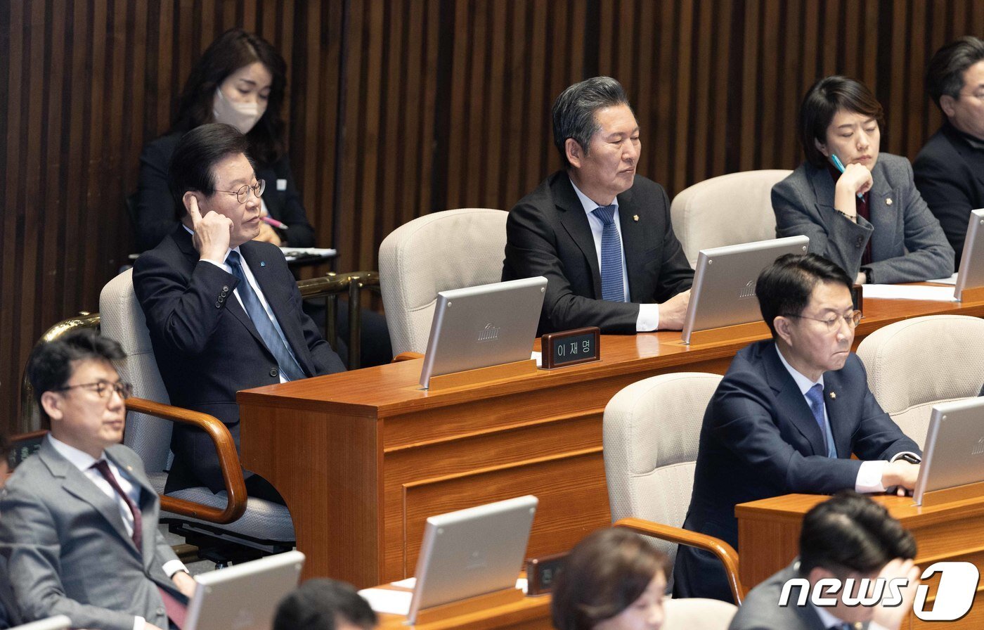 본문 이미지 - 이재명 더불어민주당 대표가 27일 오후 서울 여의도 국회에서 열린 제403회 국회(임시회) 제8차 본회의에서 한동훈 법무부 장관의 체포동의요청 이유설명을 들으며 귀를 만지고 있다. 이 대표 오른쪽으로 정청래 수석 최고위원, 고민정 최고위원이 심각한 표정으로 앉아 있다. ⓒ News1 이재명 기자