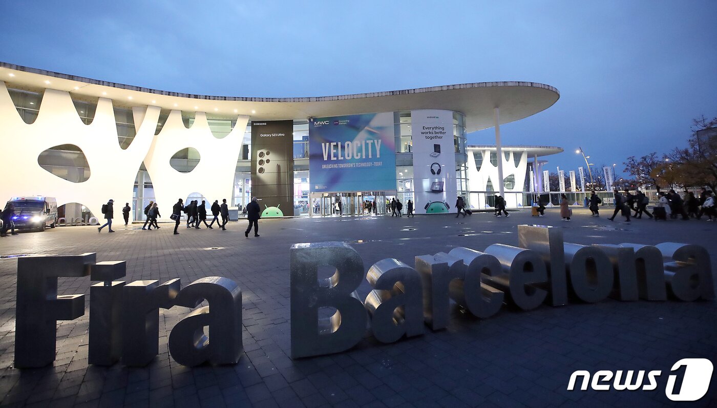 본문 이미지 - 세계 최대 이동통신 전시회 '모바일월드콩그레스'(MWC 2023) 개막 첫날인 27일 오전(현지시간) 스페인 바르셀로나 피라 그란 비아 전시장으로 업체 관계자 등이 입장하고 있다. 2023.2.27/뉴스1 ⓒ News1 박정호 기자