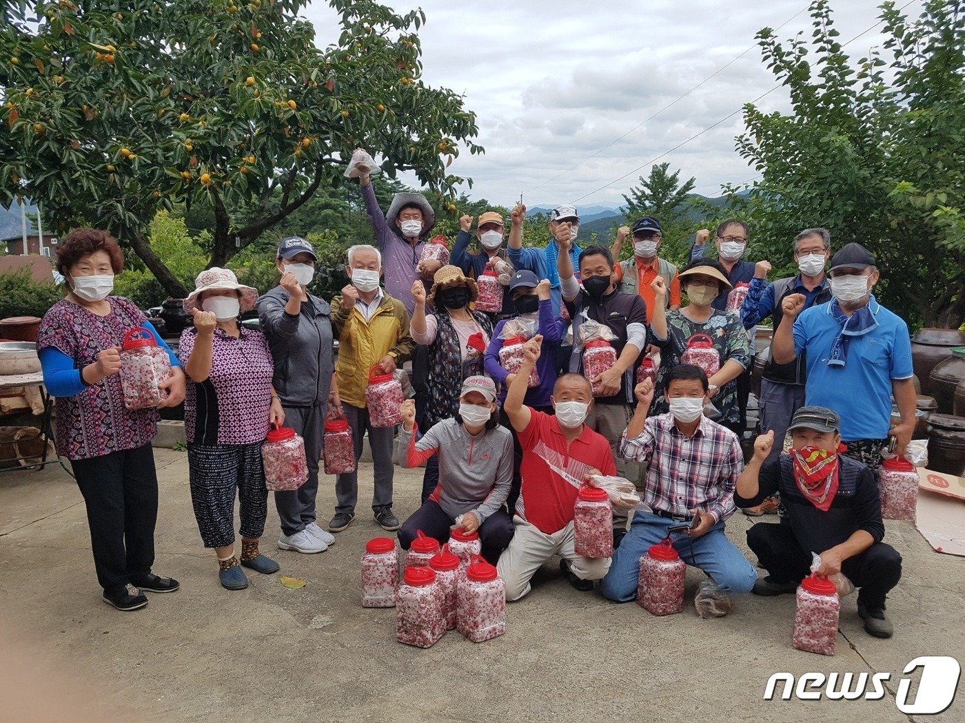 본문 이미지 - 단양군은 귀농귀촌 인구 유입을 위해 예비 영농인을 위한 오미자 담그기 등 체험 교육을 진행하고 있다. 