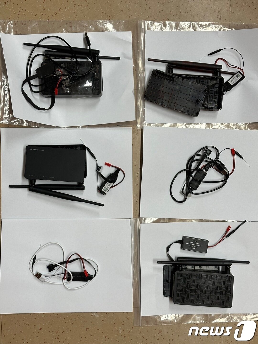 본문 이미지 - 서울, 인천 일대 모텔 등 숙박업소를 돌며 손님으로 가장해 객실에 몰래 카메라(몰카)를 설치해 투숙객 수백명을 불법 촬영한 30대 남성 A씨가 경찰에 붙잡혔다. 사진은 A씨가 모텔 등에 설치한 몰래카메라(인천남동경찰서 제공)2023.2.27/뉴스1 ⓒ News1 박아론 기자