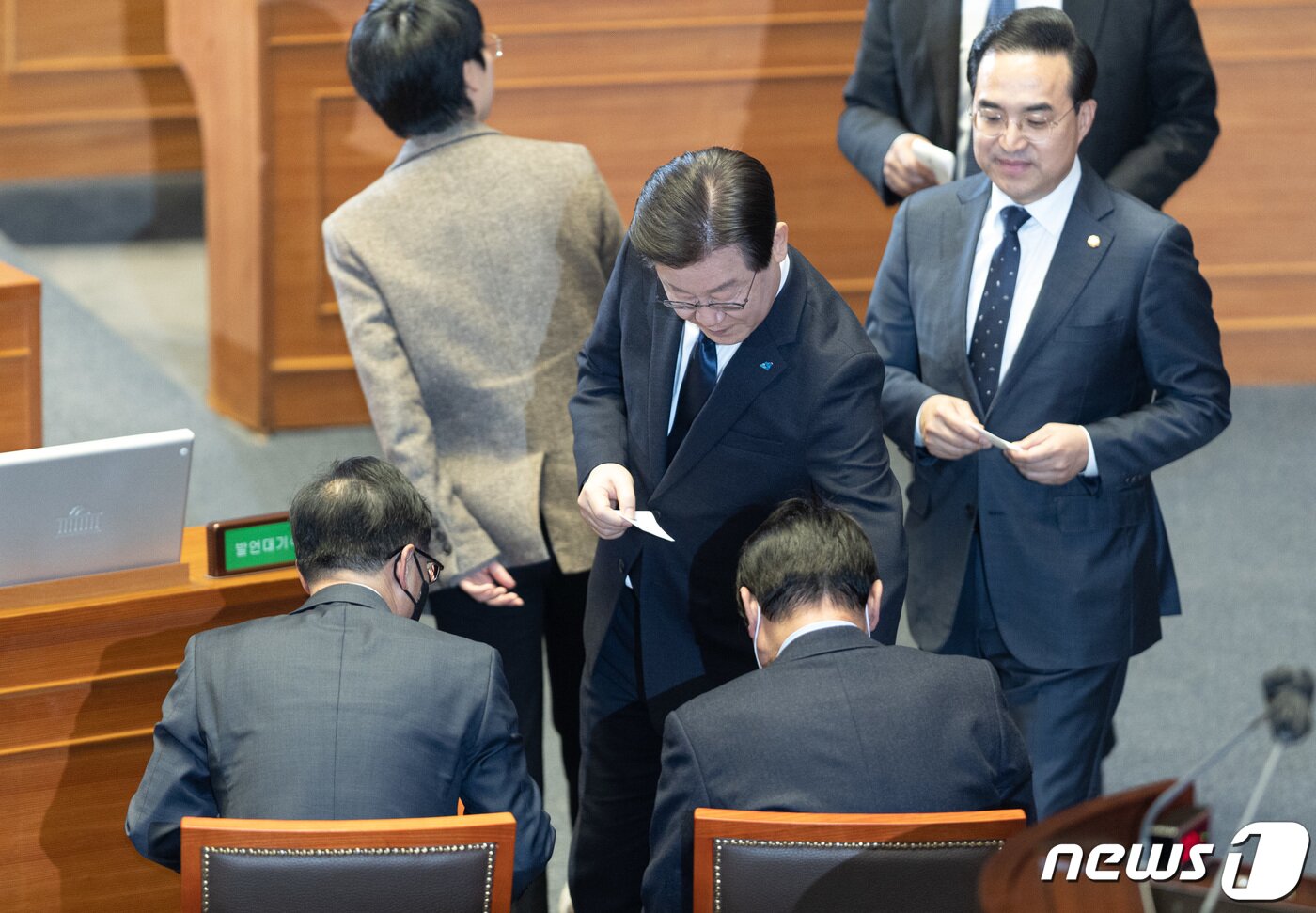 본문 이미지 - 이재명 더불어민주당 대표가 27일 오후 서울 여의도 국회에서 열린 제403회 국회(임시회) 제8차 본회의에서 자신의 체포동의안에 대한 무기명 투표를 하고 있다. 2023.2.27/뉴스1 ⓒ News1 이재명 기자
